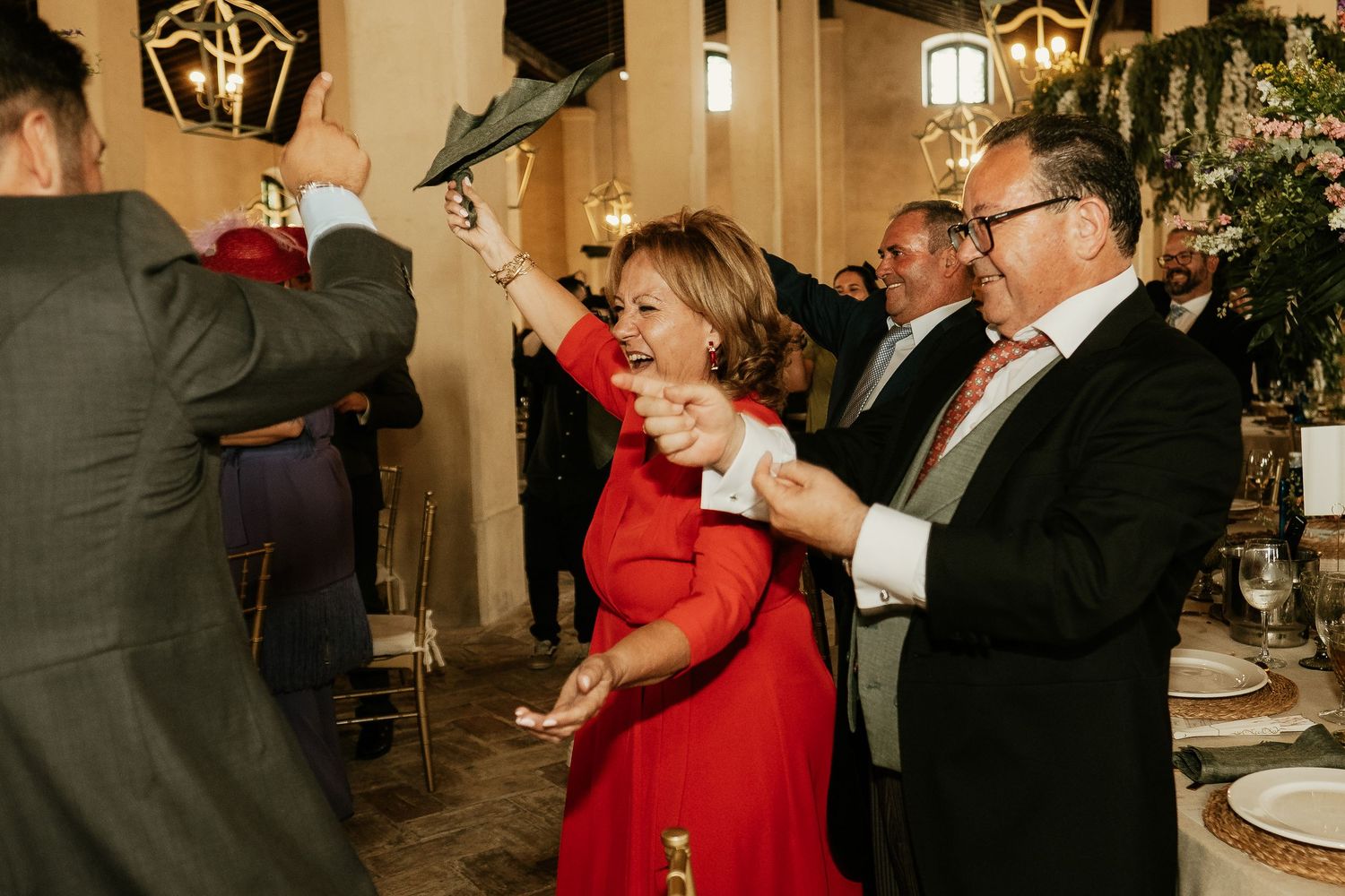 Fotografía invisible de los invitados bailando entre las mesas de Catering Santa Brígida en Sánchez Romate, Inma y Juanfri, Roberto Pecino