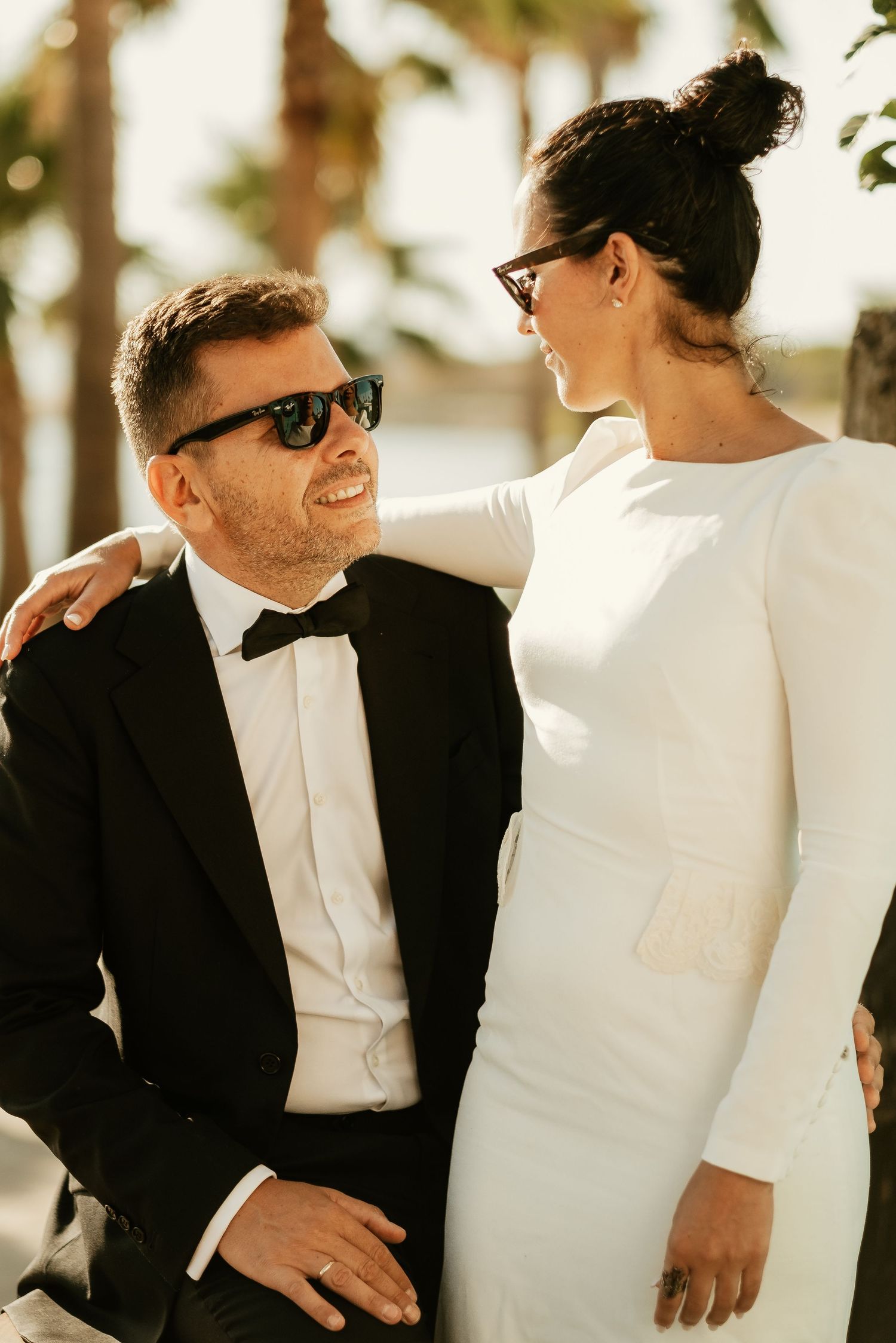 Estética editorial de pareja con miradas de complicidad y gafas de sol en el mirador Sajorami Beach Laura y Fernando Roberto Pecino