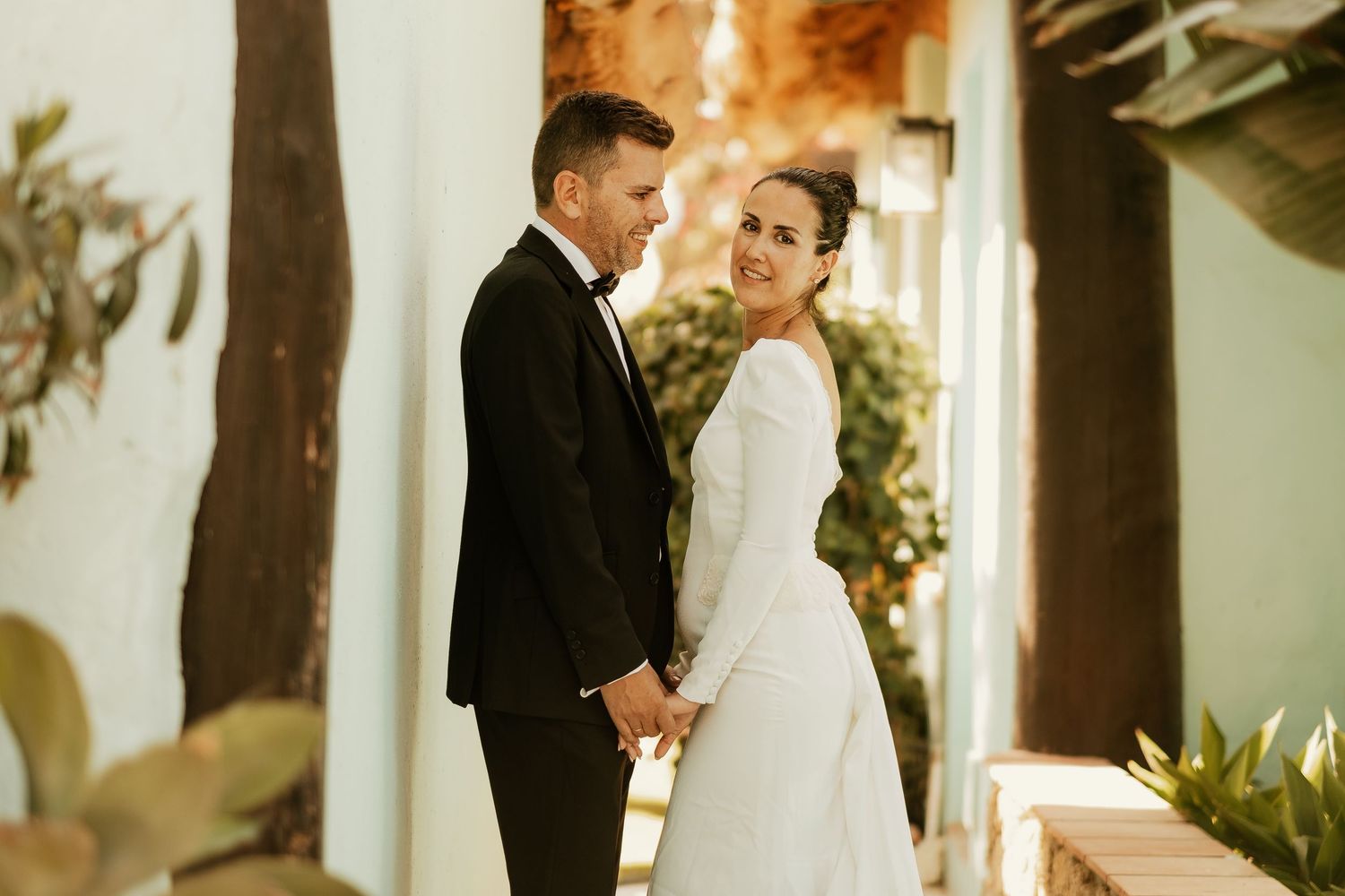 Retrato documental de pareja con miradas cruzadas y estética editorial Sajorami Beach Laura y Fernando Roberto Pecino