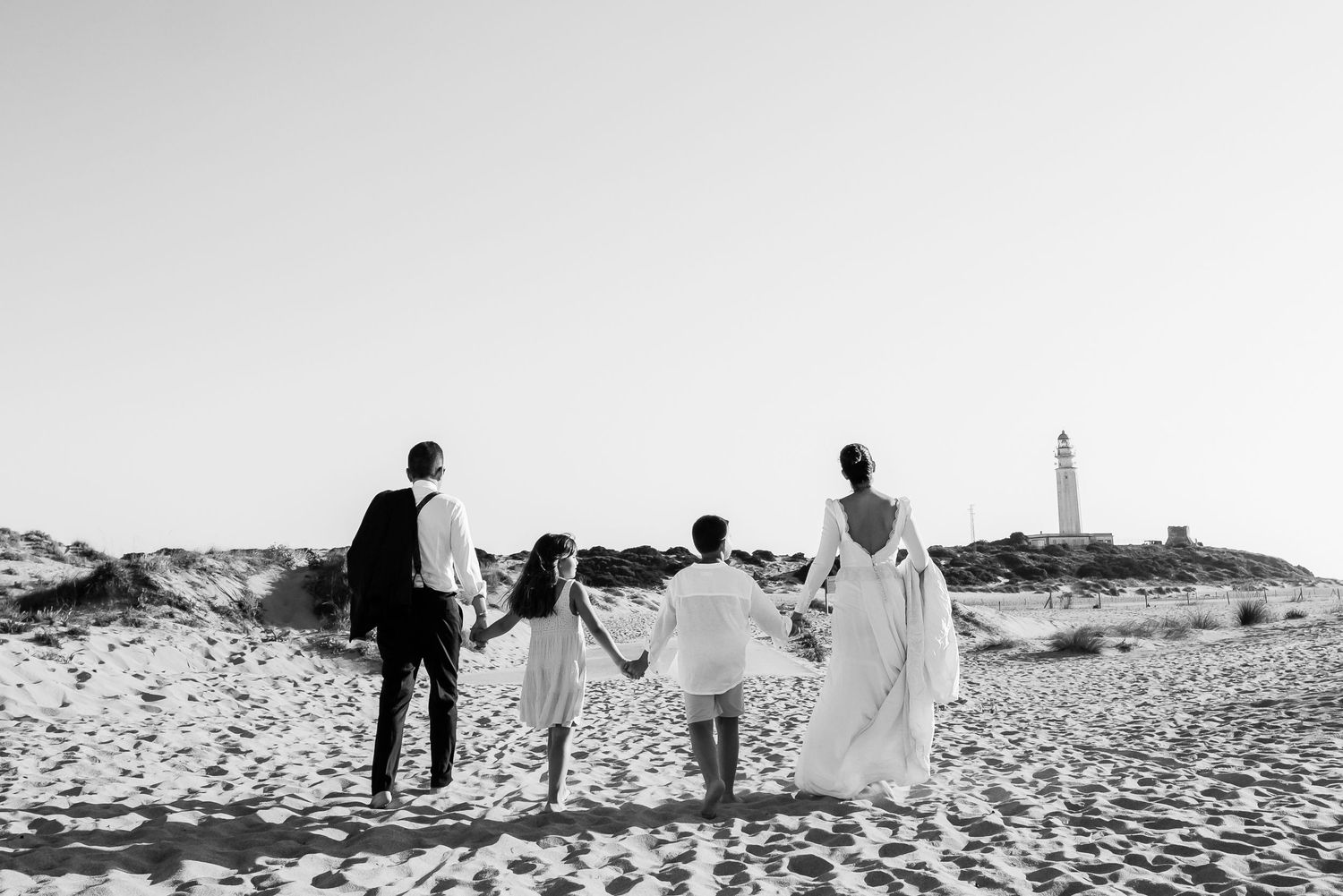 Foto de familia caminando frente al océano Faro de Trafalgar Laura y Fernando Roberto Pecino