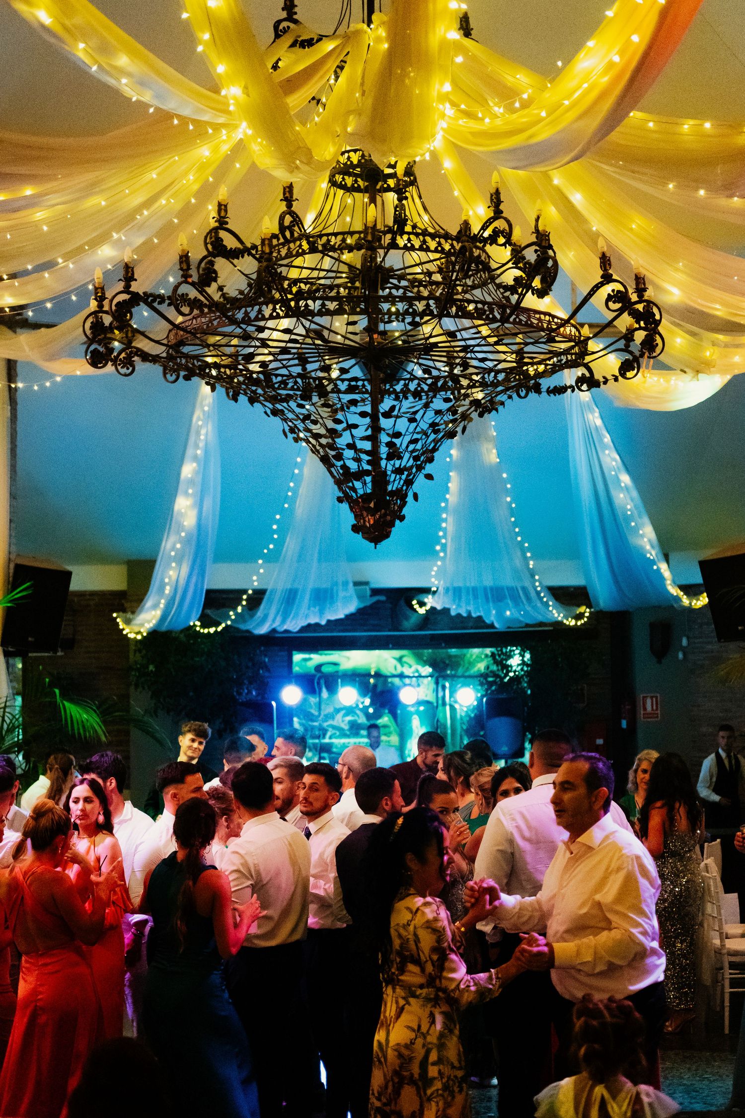 Fiestan en el Coto durante la boda de José y María