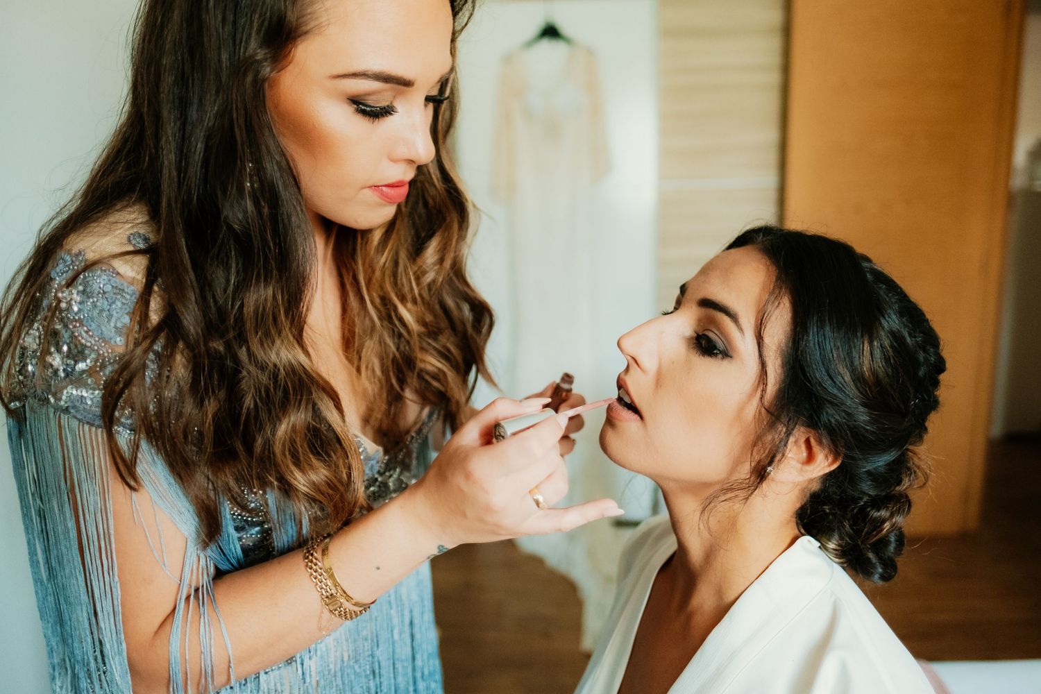 Preparativos de María, un maquillaje perfecto para lucir brillante
