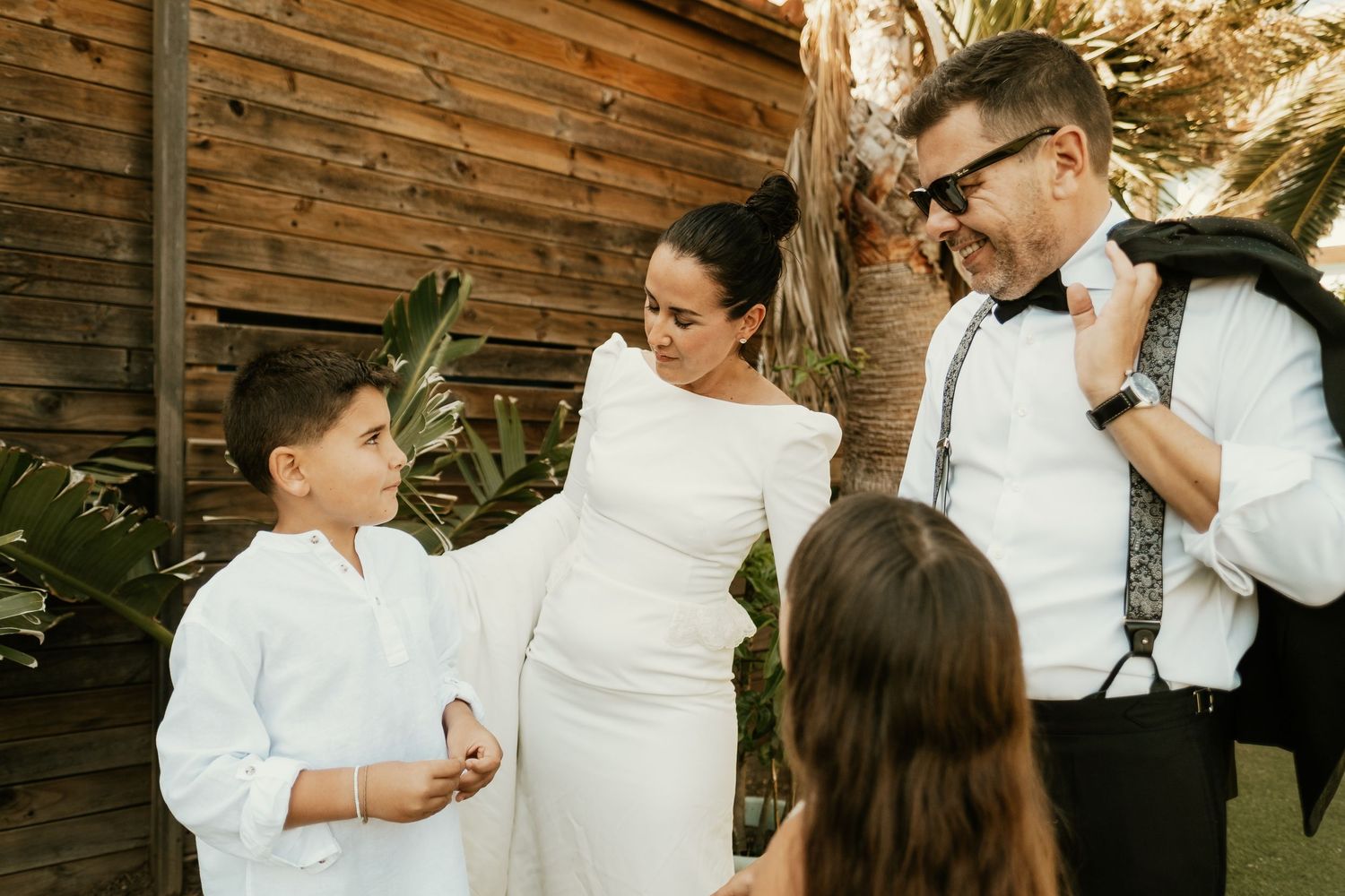 Retrato documental de las reacciones de sorpresa espontánea al ver a los novios vestidos de boda Sajorami Beach Roberto Pecino