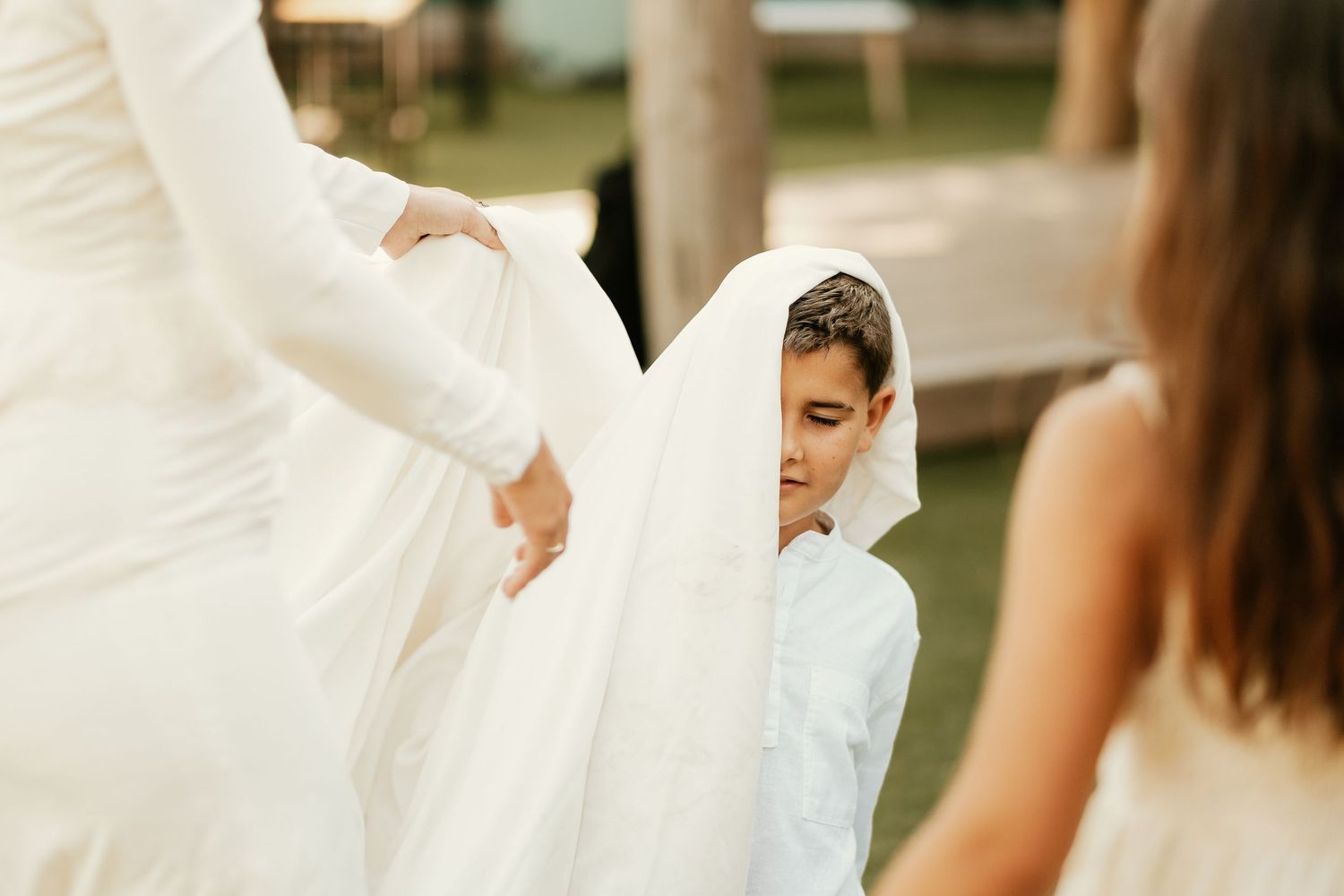 Retrato documental de Lucas jugando con el vestido de novia en un momento de espontaneidad Sajorami Beach Roberto Pecino