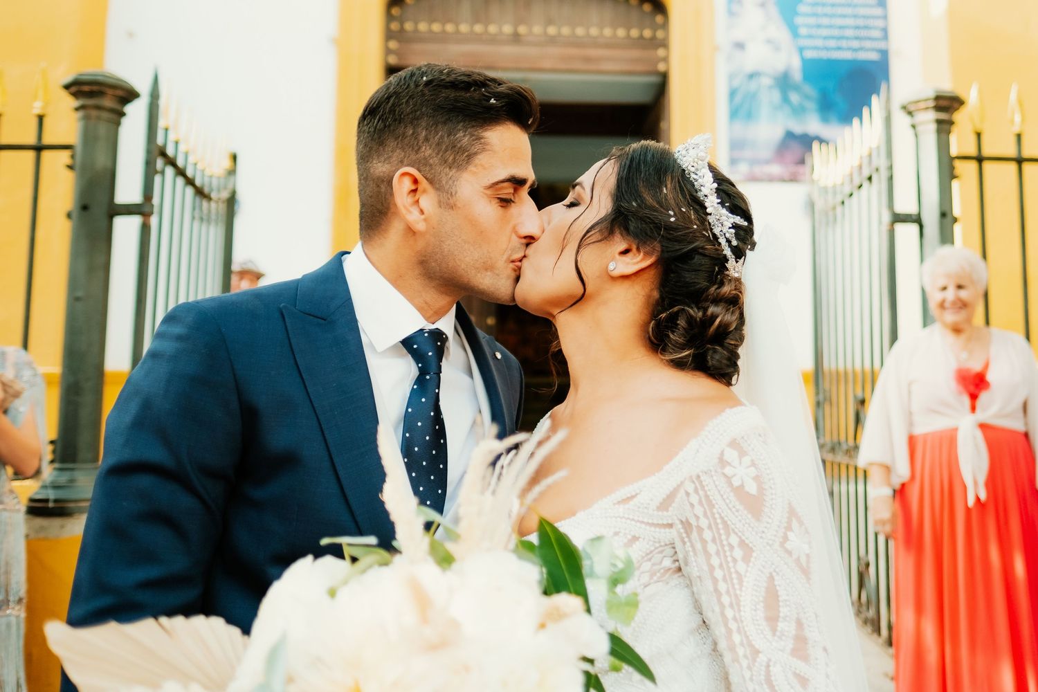 El beso de los novios después del arroz en la puerta de la Iglesia de la Inmaculada de La Línea