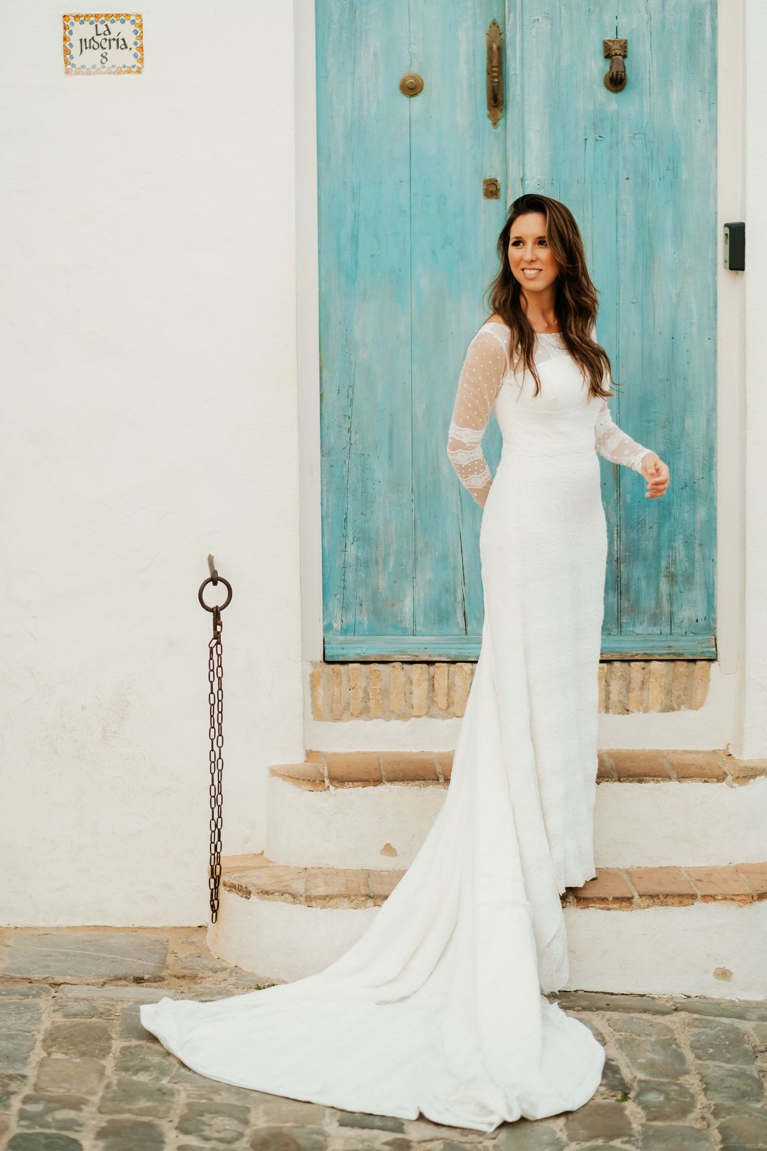 Macarena con su vestido de pronovias posando en las calles de Vejer de la Frontera