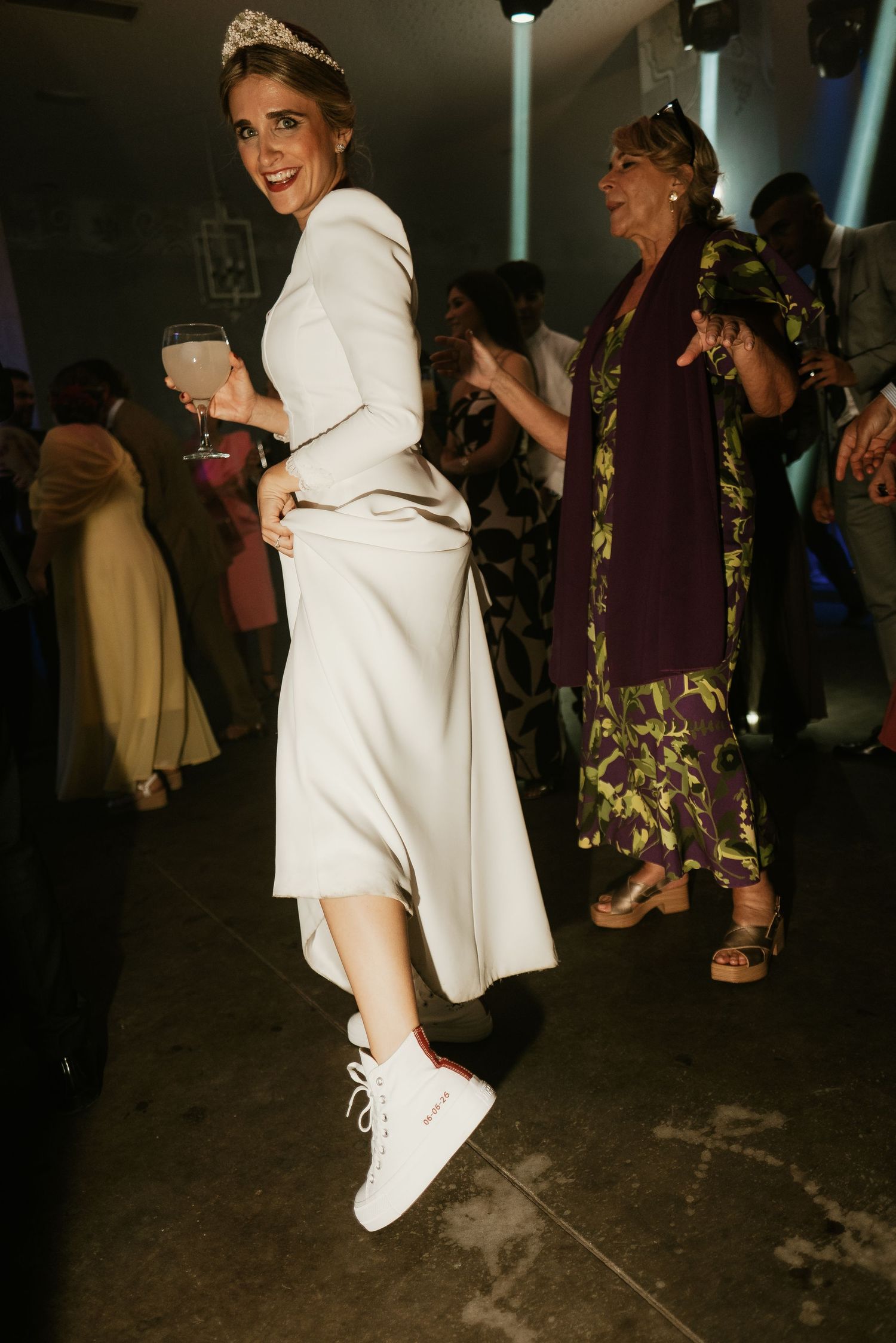 Estética editorial de novia con zapatillas Converse en la fiesta en Bodega Sánchez Romate, Inma, Roberto Pecino Fotógrafo
