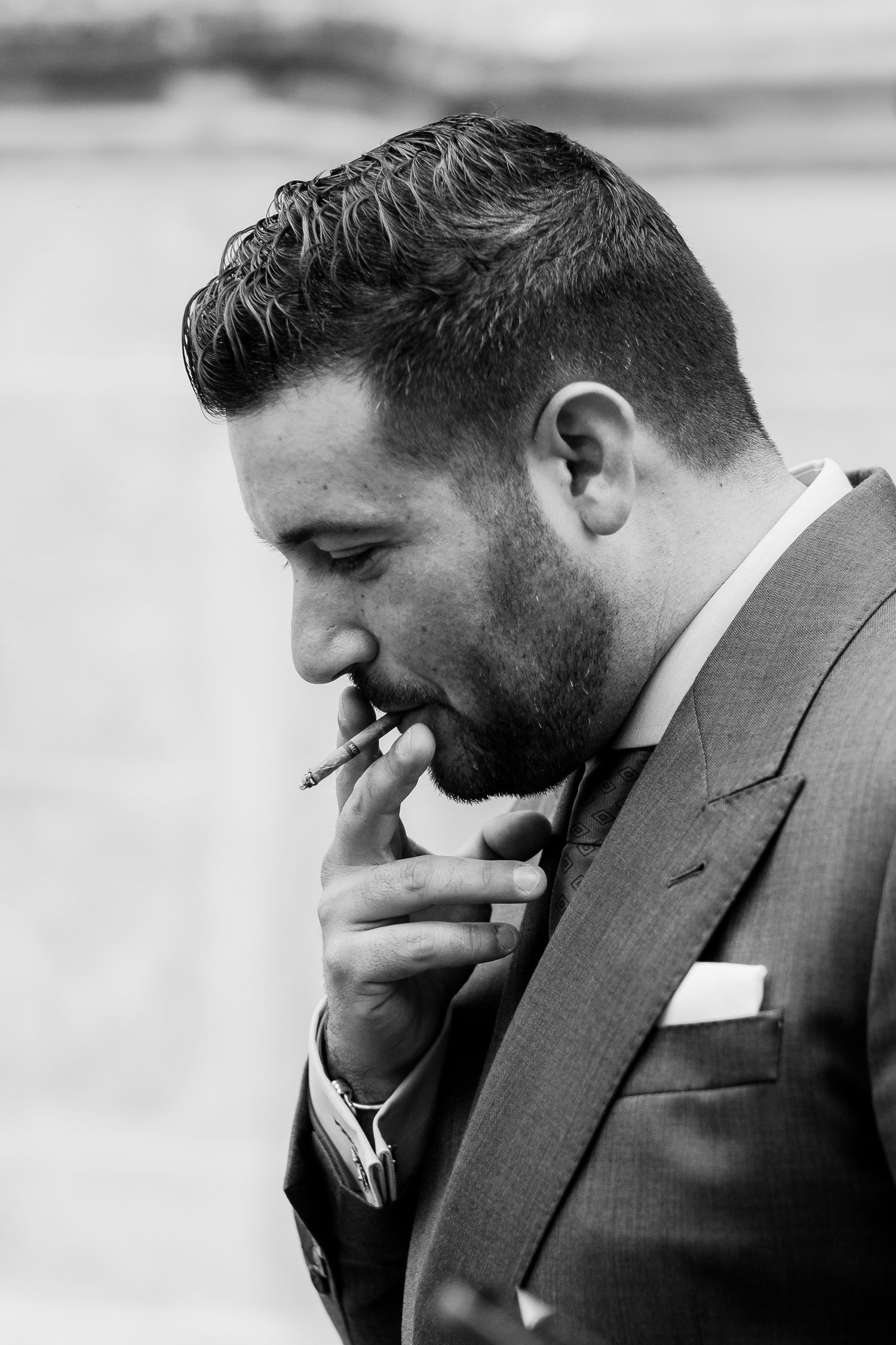El novio fumando un cigarrillo con sus amigos para calmar los nervios antes de entrar, Juanfri, Roberto Pecino