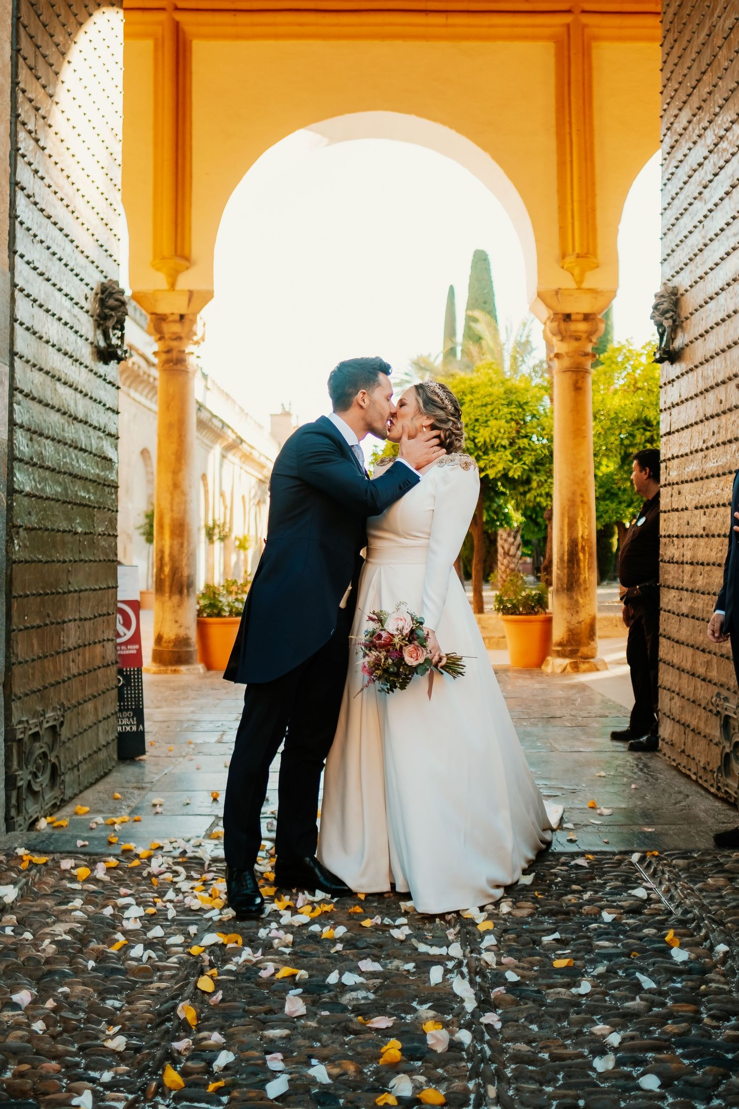 Salida de los recién casados en el Patio de los Naranjos de la Mezquita, boda documental en Andalucía