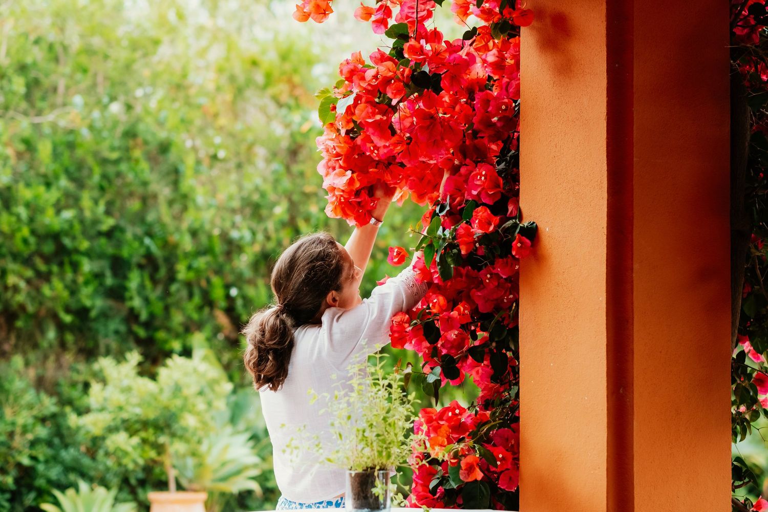 Preparativos de la novia Diana en su casa familiar de Sotogrande con luz natural suave