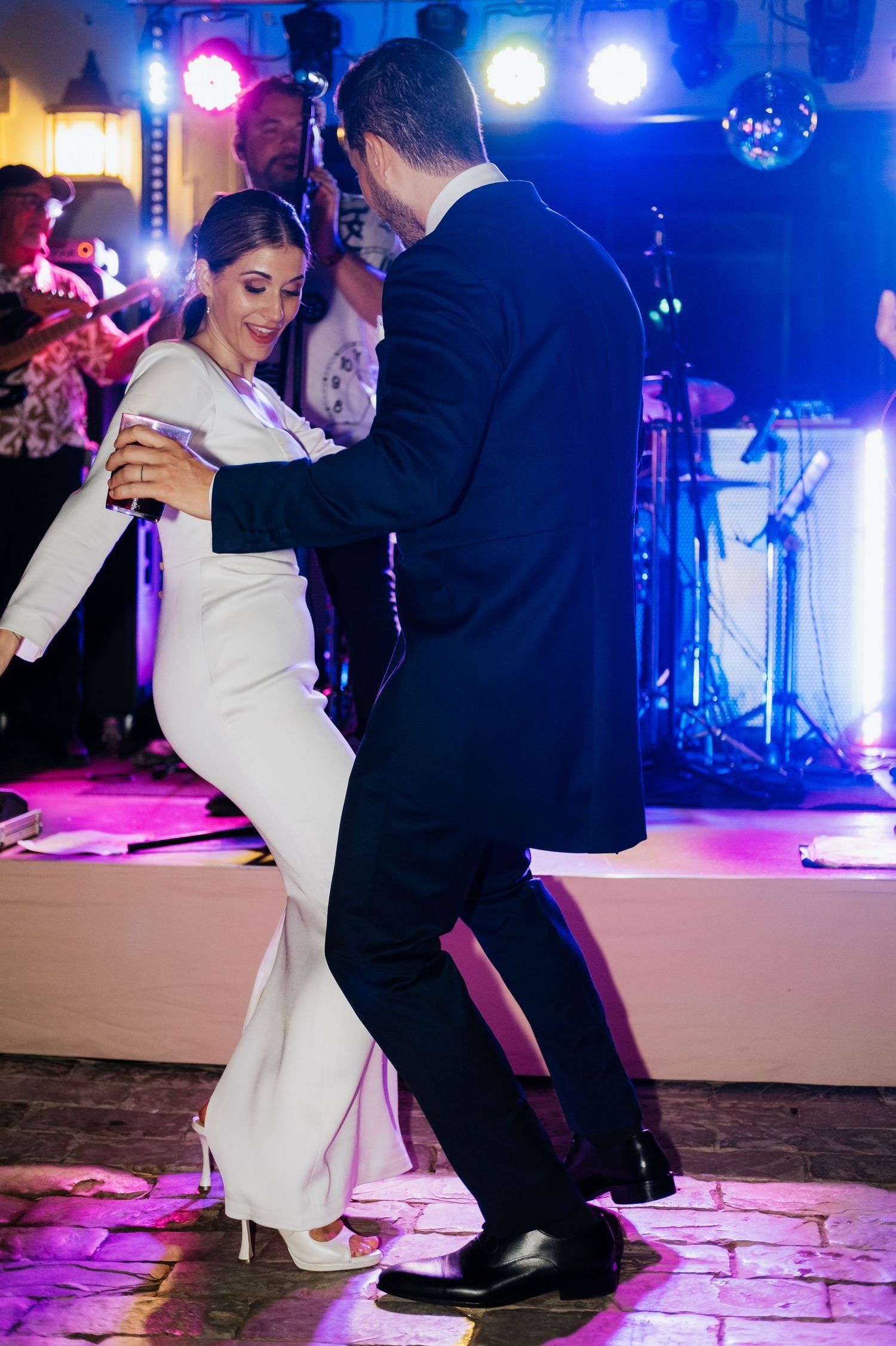 Novios bailando durante la fiesta de la boda en Almoraima