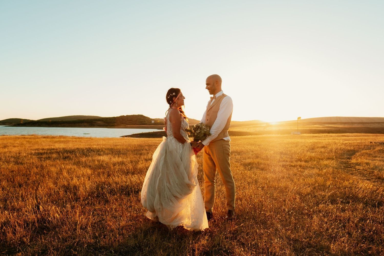 efecto sunflare en retrato de boda de lorena y adrian al atardecer en wakana lake fotografia cinematografica de bodas de destino