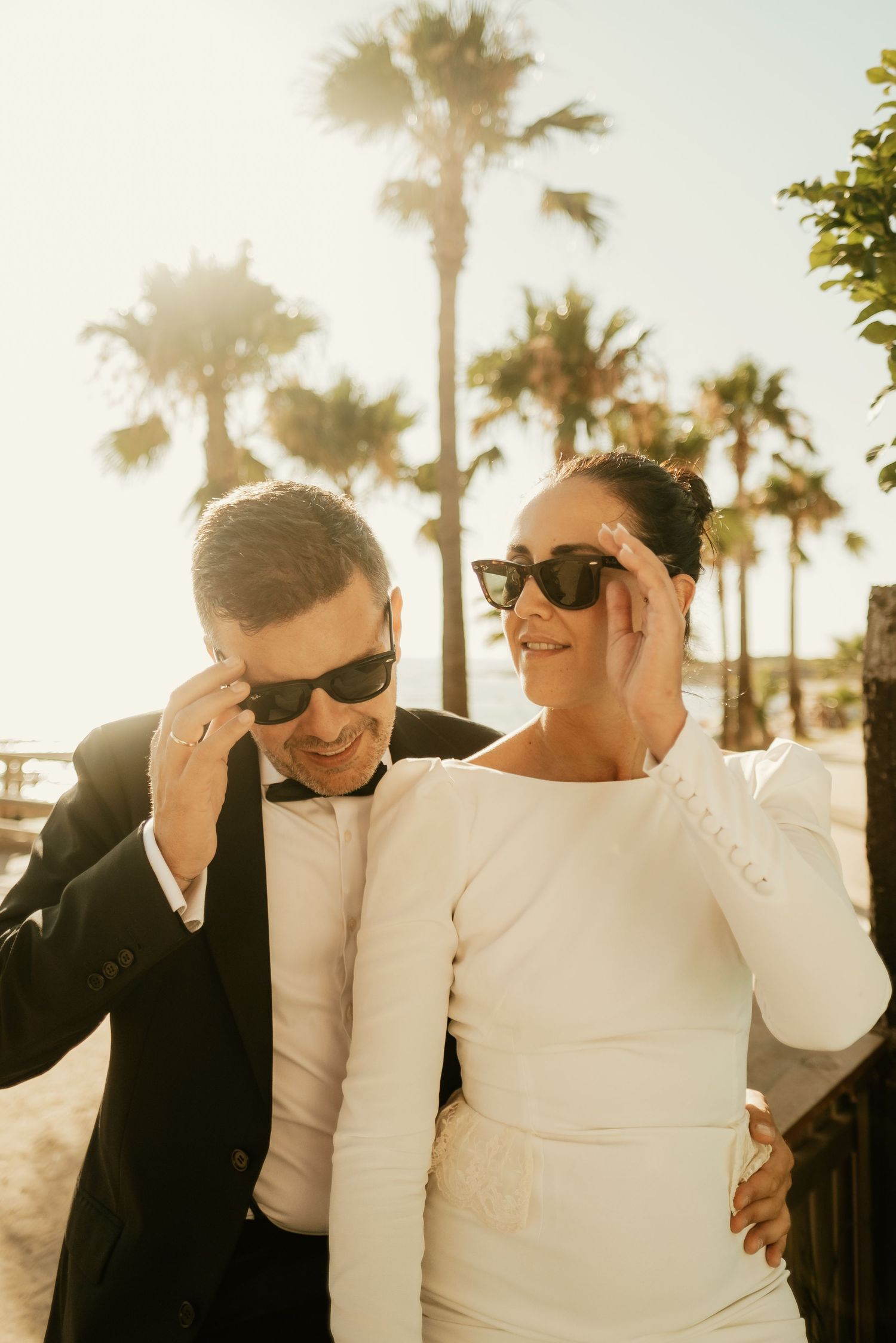 Estética natural y espontánea de pareja con gafas de sol Sajorami Beach Laura y Fernando Roberto Pecino