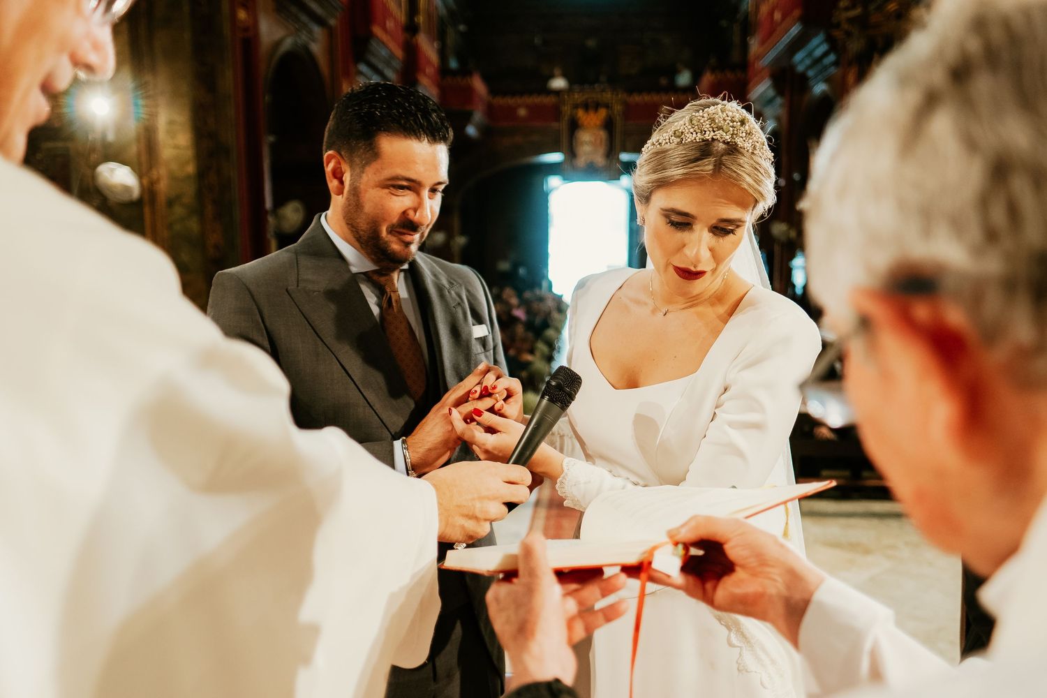 Captura cinematográfica del novio deslizando el anillo en el dedo de la novia, Inma y Juanfri, Roberto Pecino