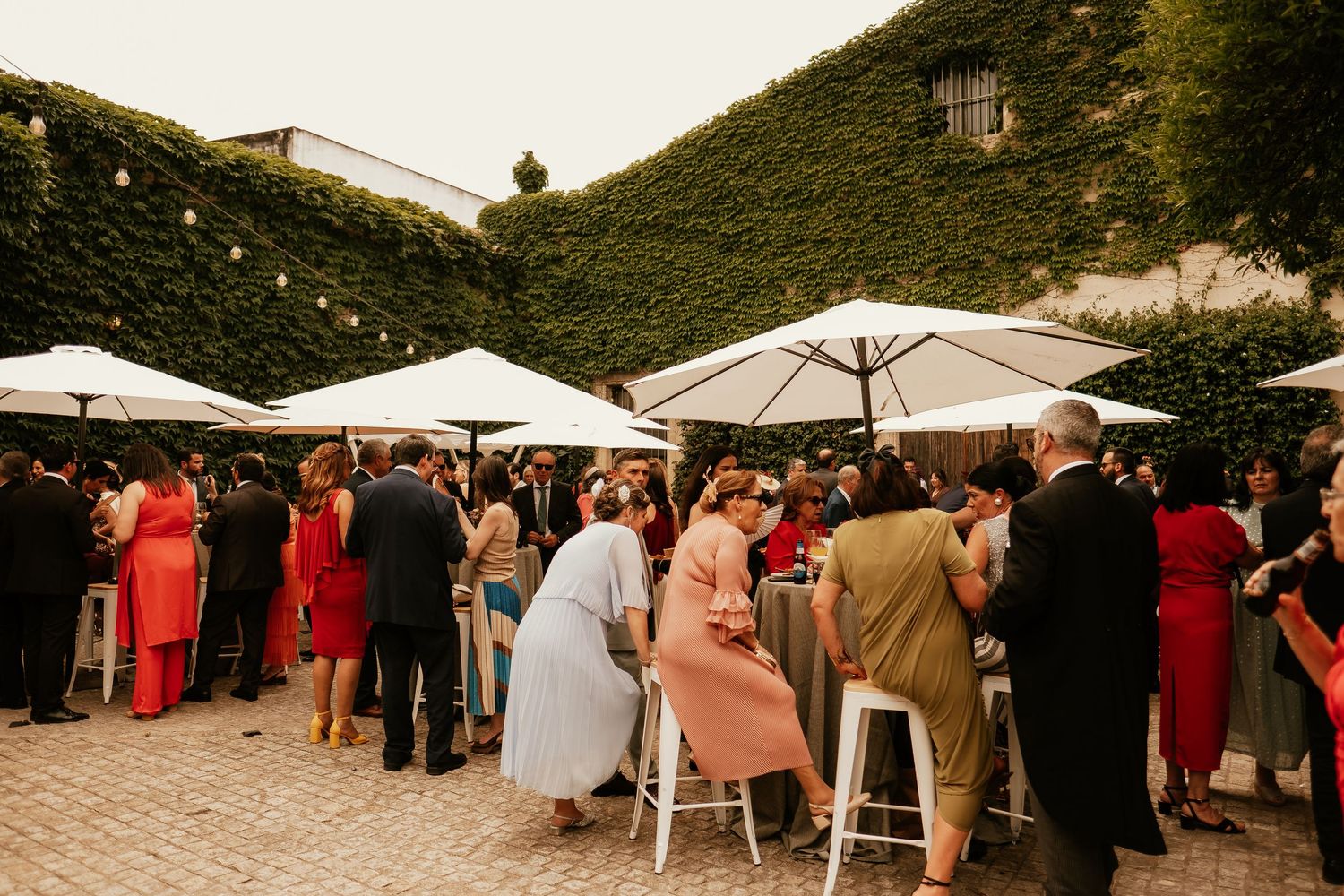 Perspectiva editorial y ambiente de alta sociedad en los patios de Jerez, boda de Inma y Juanfri, Roberto Pecino