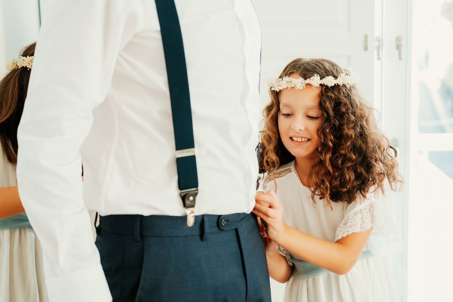 Hija del novio con vestido de dama y diadema de flores
