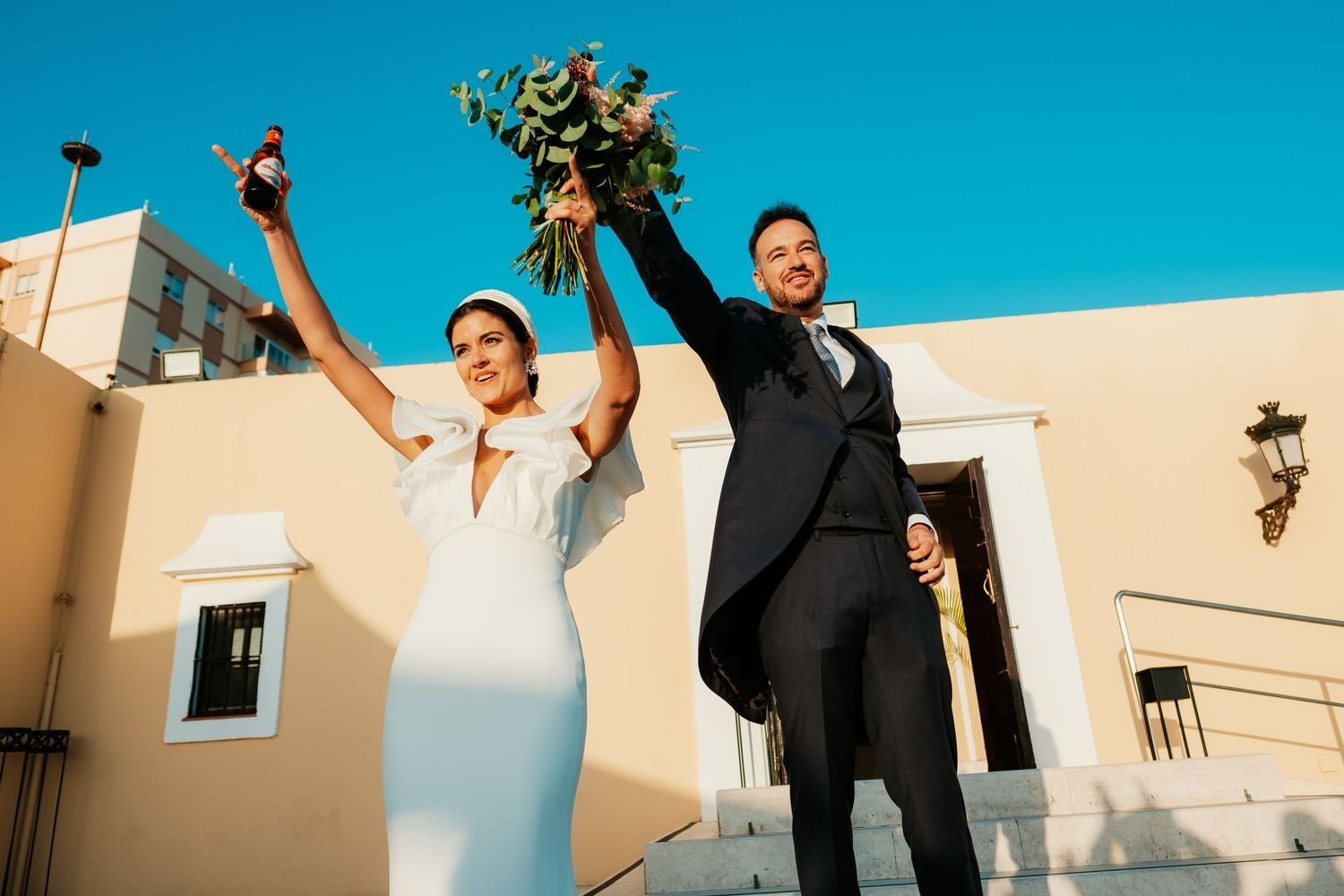 Novios saludando a la llegada al coctail