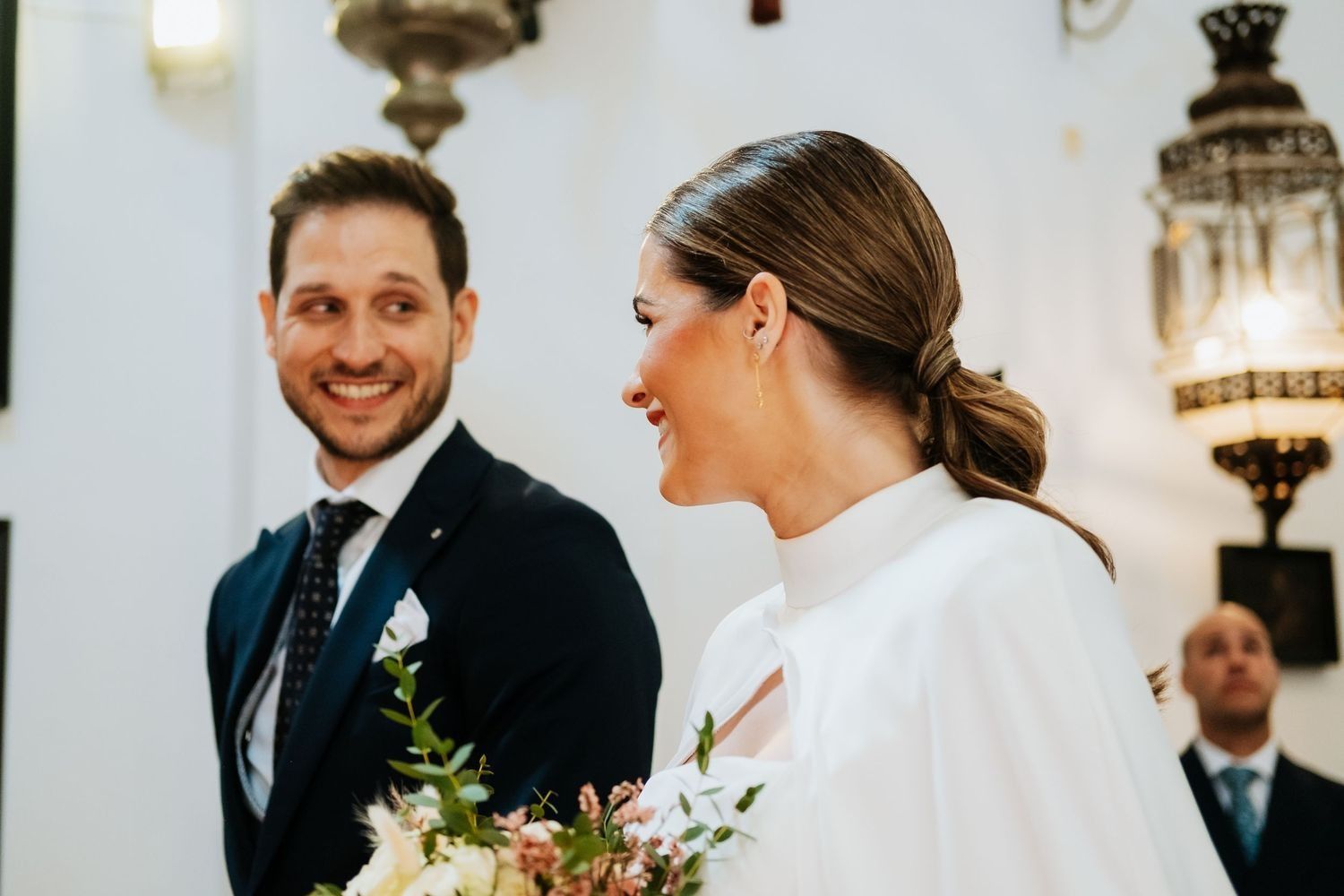 complicidad entre los novios en el altar