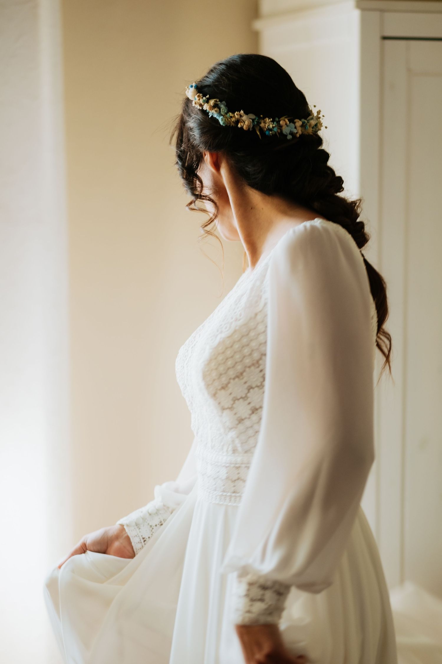 Detalle del vestido de novia de Lidia posando con luz natural