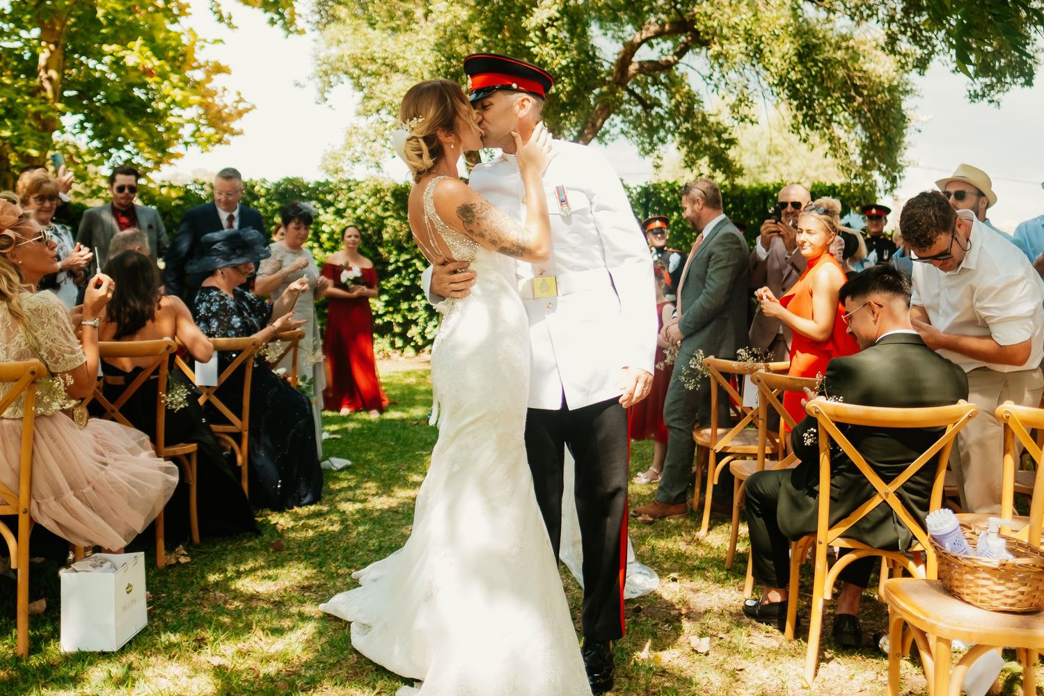 Beso de los novios en los jardines de Hacienda Almoguera
