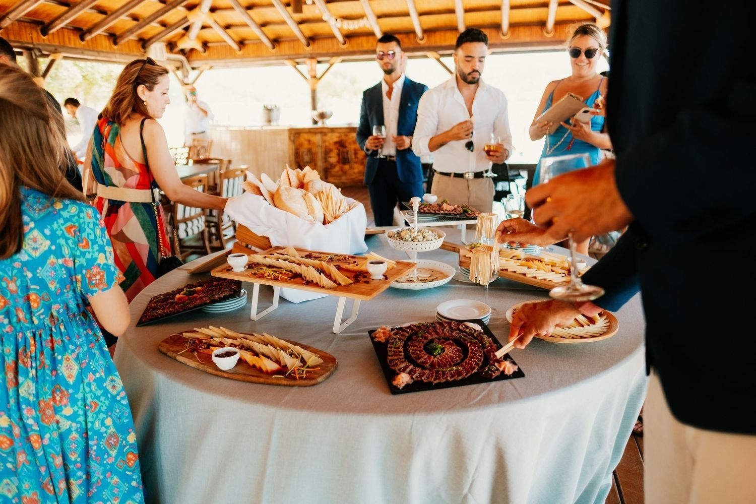 invitados brindando con estilo festivalero en el cocktail de boda en wakana lake cadiz fotografia espontanea