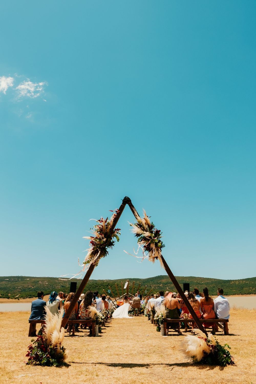 altar bohemio triangular boda festival wakana lake decoracion floral