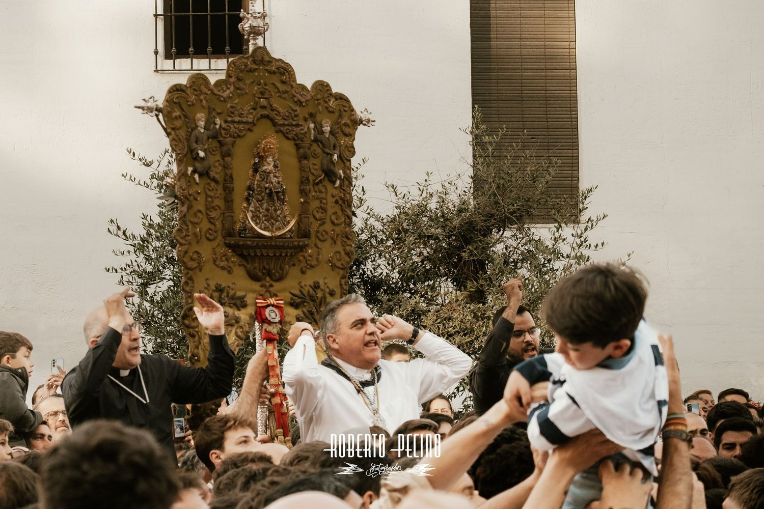 Fotografía documental procesión Rocío 2026, cura llamando a la Virgen, Roberto Pecino Fotógrafo, estética editorial.