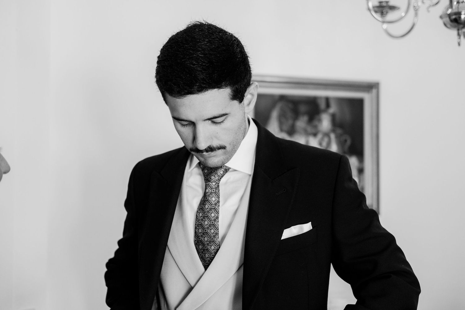 Captura documental del hermano del novio vestido de invitado de boda, Roberto Pecino Fotógrafo