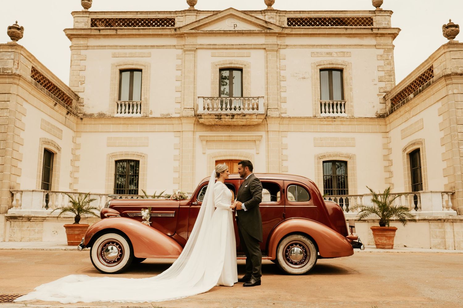 Composición artística de los novios junto a su coche de colección en Jerez, estética de lujo, Roberto Pecino Fotógrafo