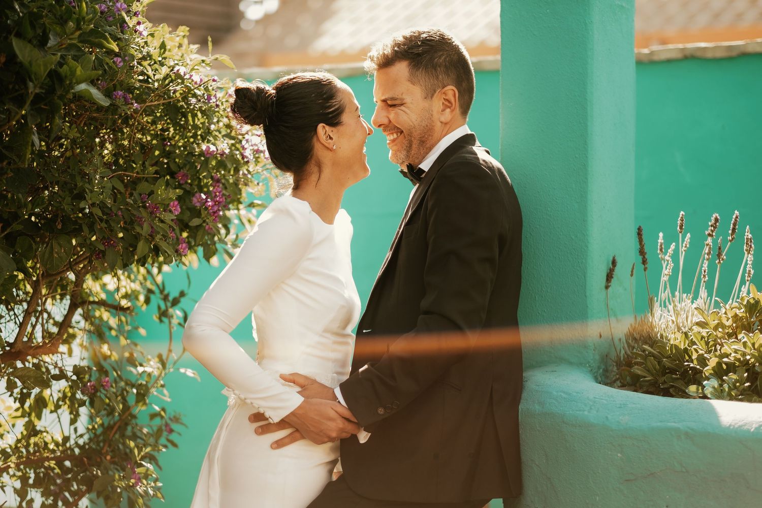 Retrato de pareja con luz espectacular y miradas de complicidad natural Sajorami Beach Laura y Fernando Roberto Pecino