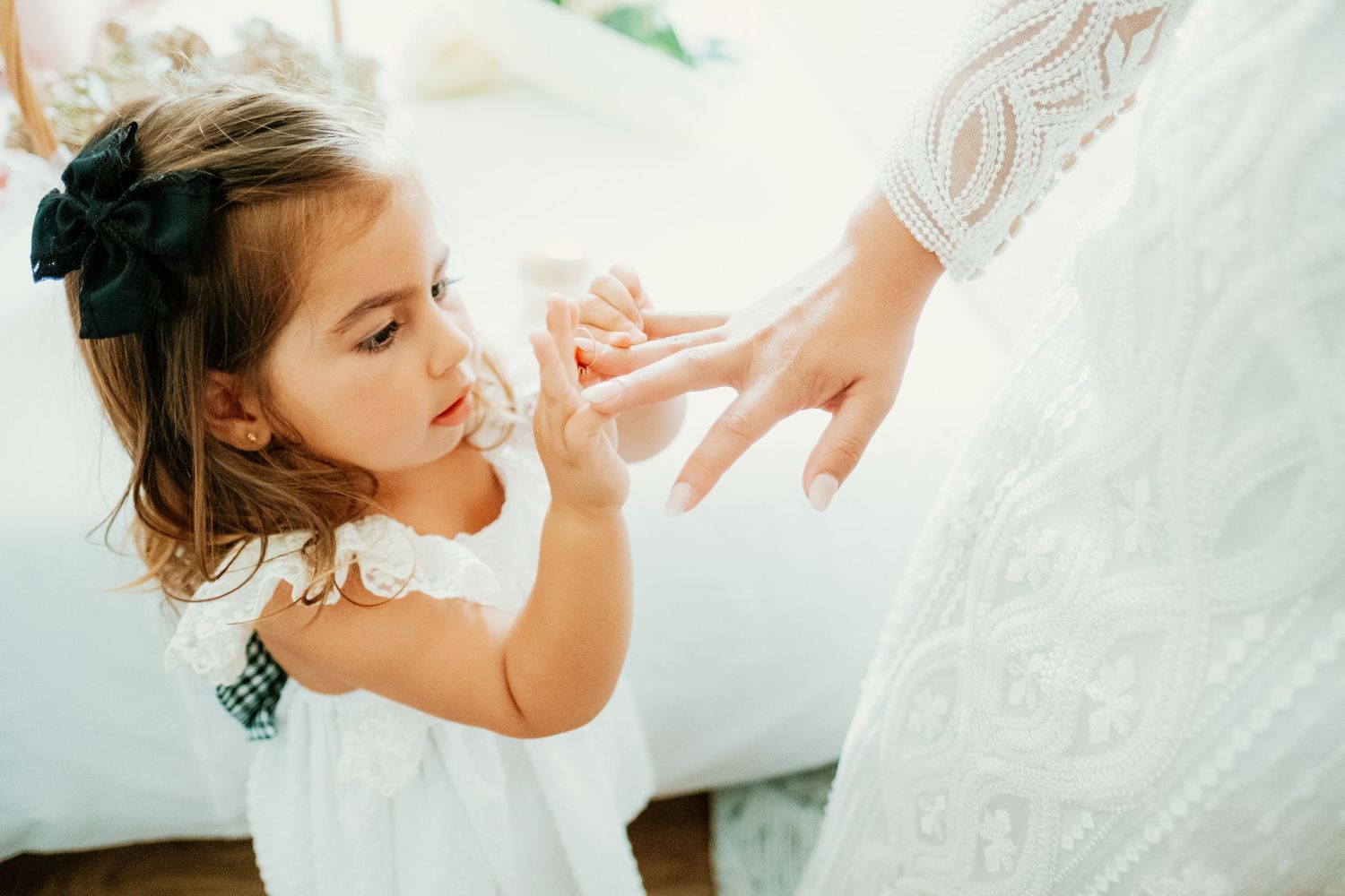 Hija poniendo el anillo de compromiso a su madre