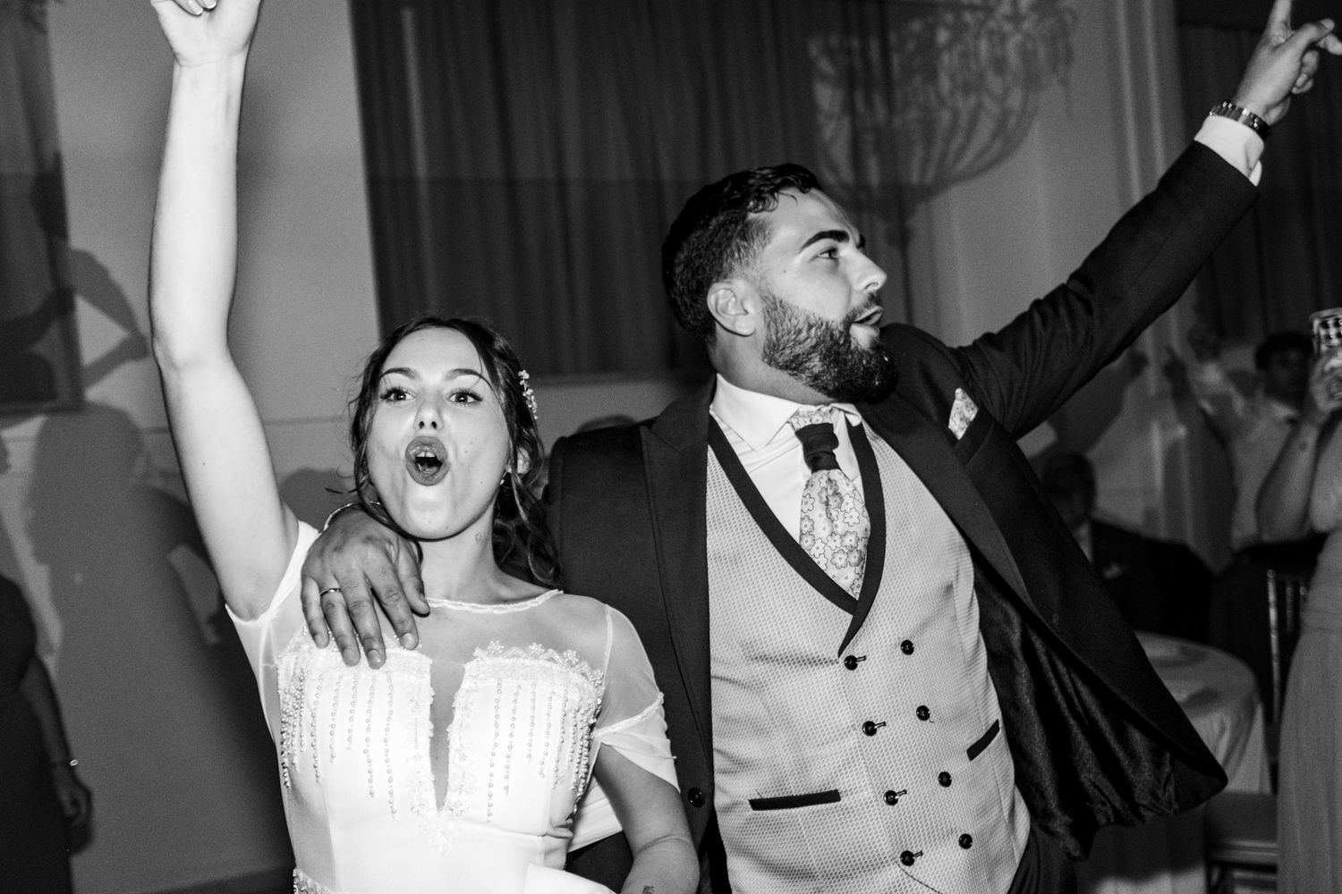 Lo novios eufóricos abriendo el banquete y bailando