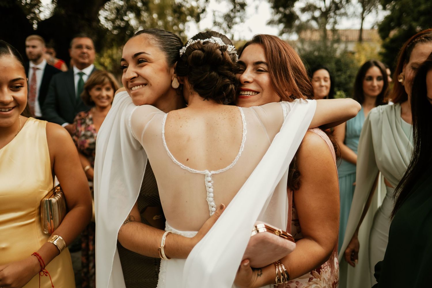 Fotografía espontánea y festiva de los novios tras la ceremonia por Roberto Pecino Fotógrafo