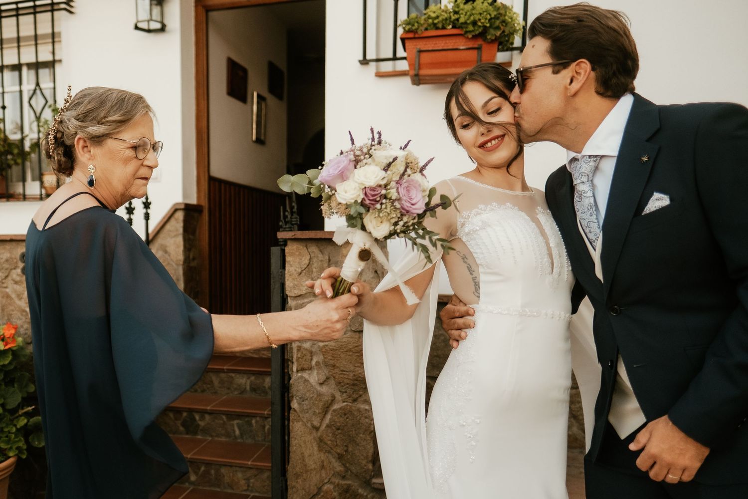 Miradas de expectación y calma antes de la boda en el reportaje de preparativos