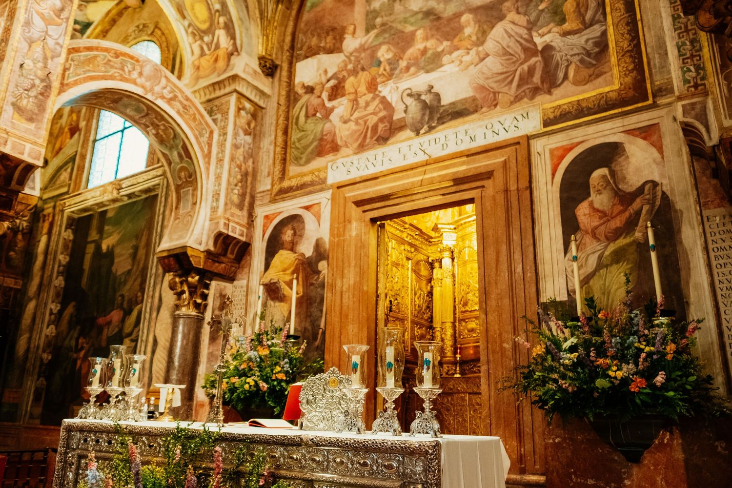 Boda en el interior de la Mezquita de Córdoba, contraste entre la arquitectura islámica y la ceremonia católica de Paola y Jesús