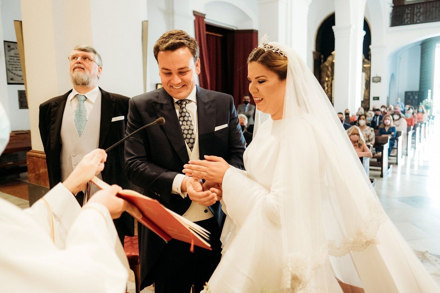 Los novios intercambiando anillos en la iglesia en Sevilla.