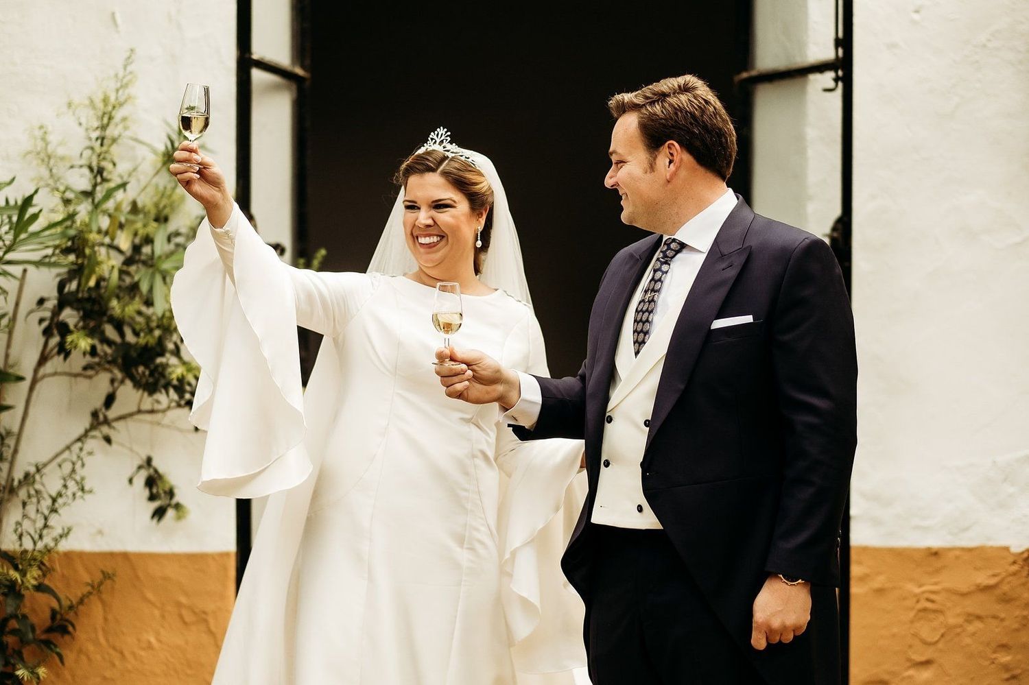 Brindis de los novios en la recepción de su boda en Alcalá de Guadaíra