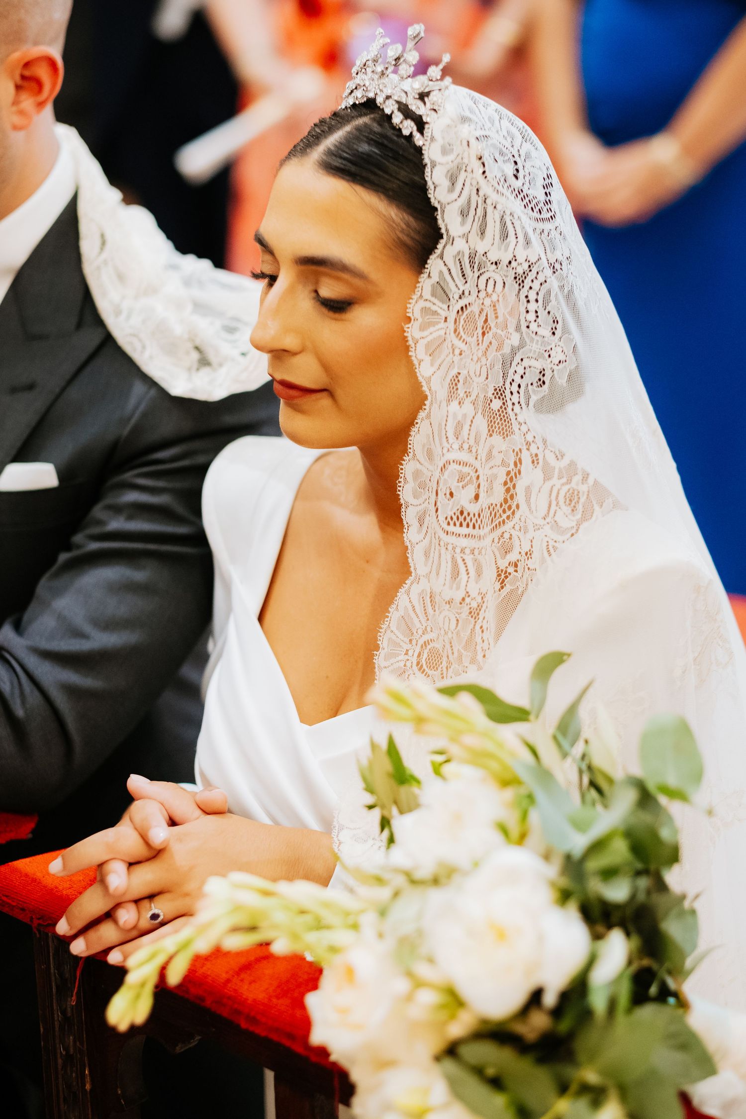 Detalle del velo y ramo de boda en Santuario La Línea