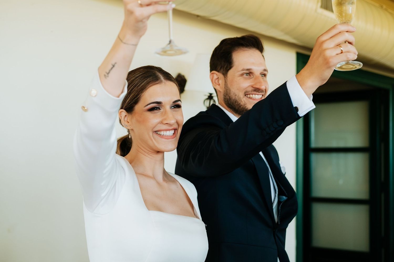 Brindis de los novios en el salón de celebración de Casa Convento Almoraima