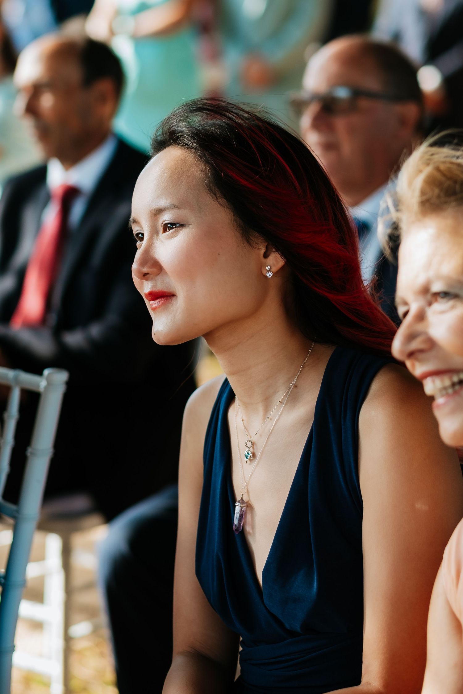 Row of guests in formal attire seated at an outdoor wedding ceremony, Roberto Pecino fotografo en Soto de Roma