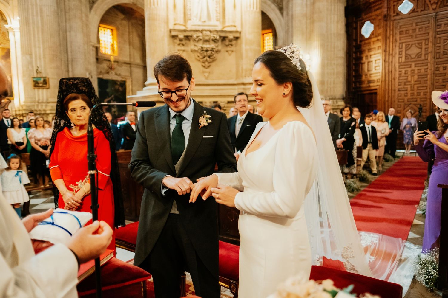 Intercambio de anillos y arras de la pareja durante la misa