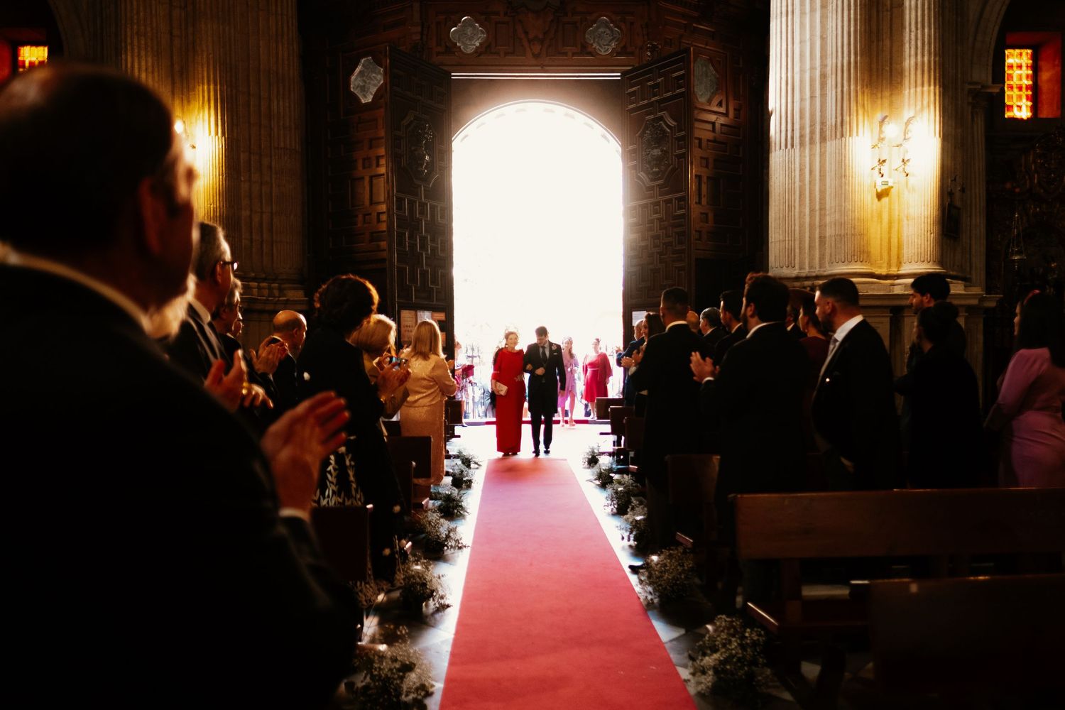 Quin caminando hacia el altar mayor de la Catedral
