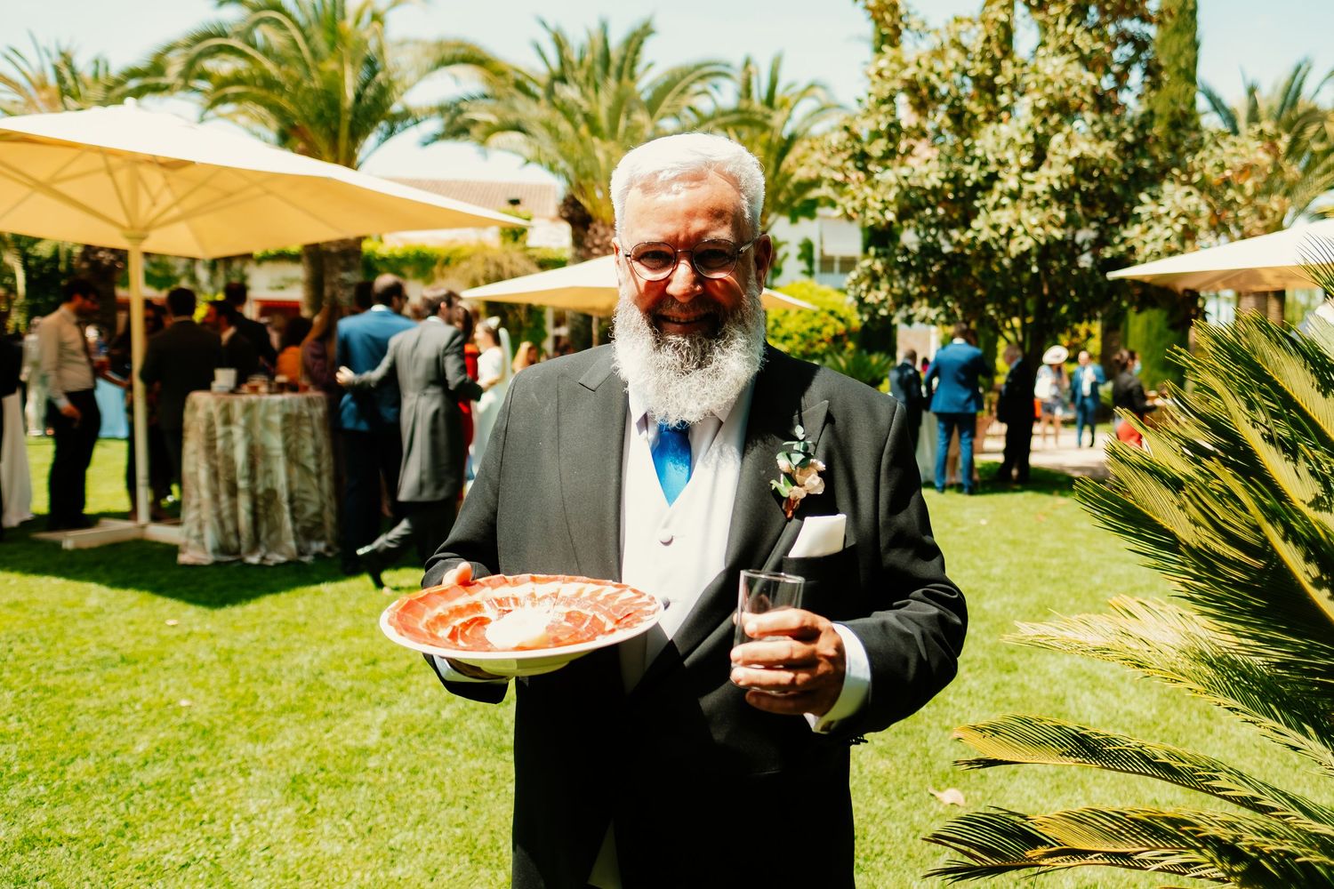Padrino posando para la cámara, fotografia documental en Granada