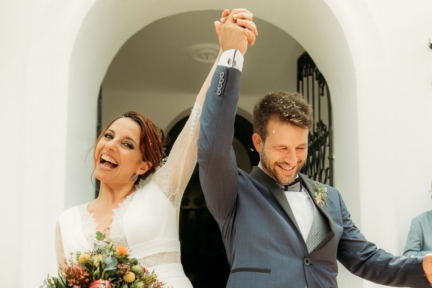 Novios recien casados en la Virgen de La Luz de Tarifa