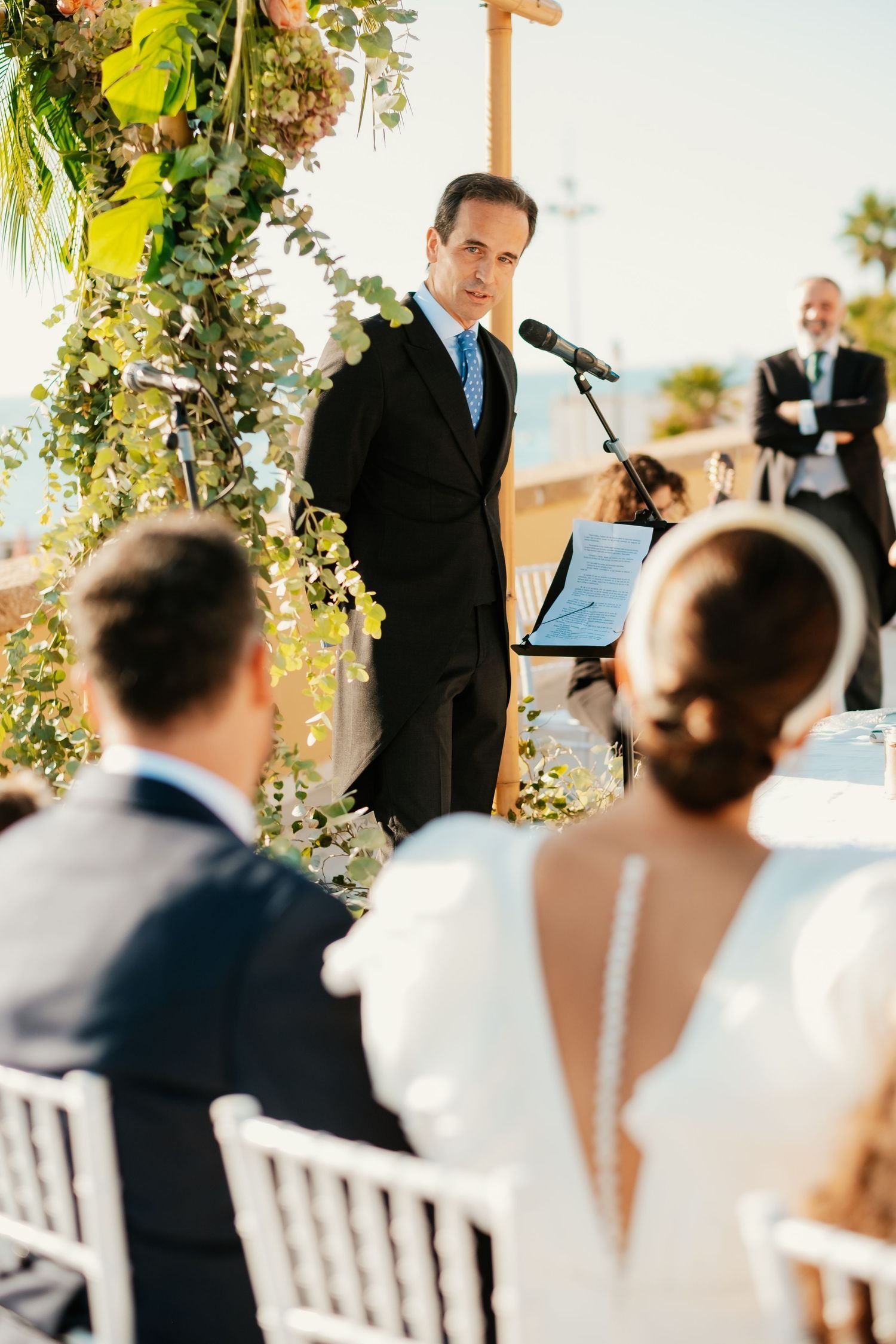 Oficiante mirando a los novios en Cádiz