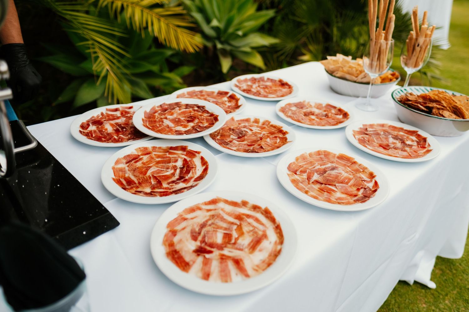 Fotografía de momentos reales durante el cocktail de Diana y Kuki en Sotogrande