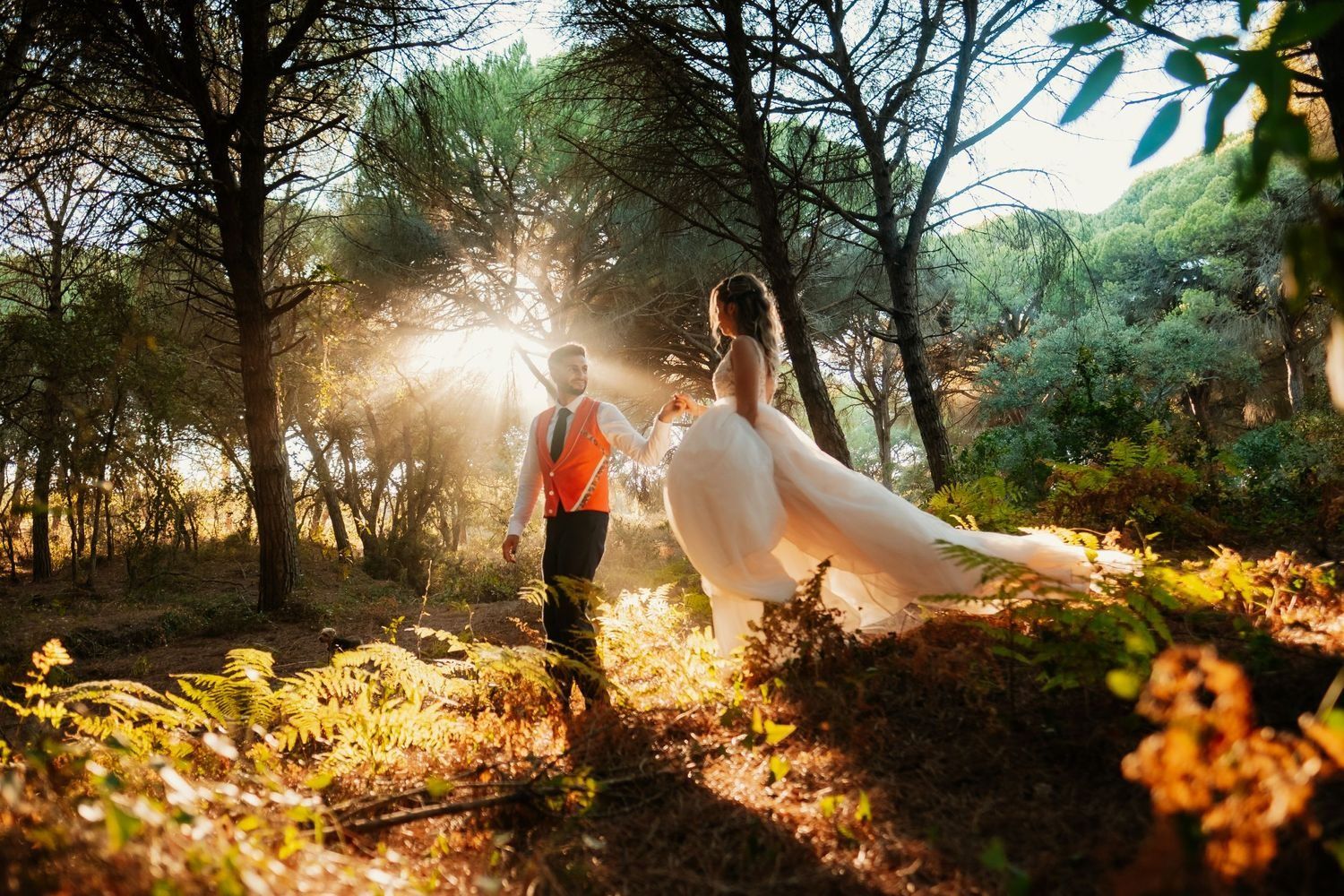Sesión de pareja atardecer Finca Soto de Roma estética editorial