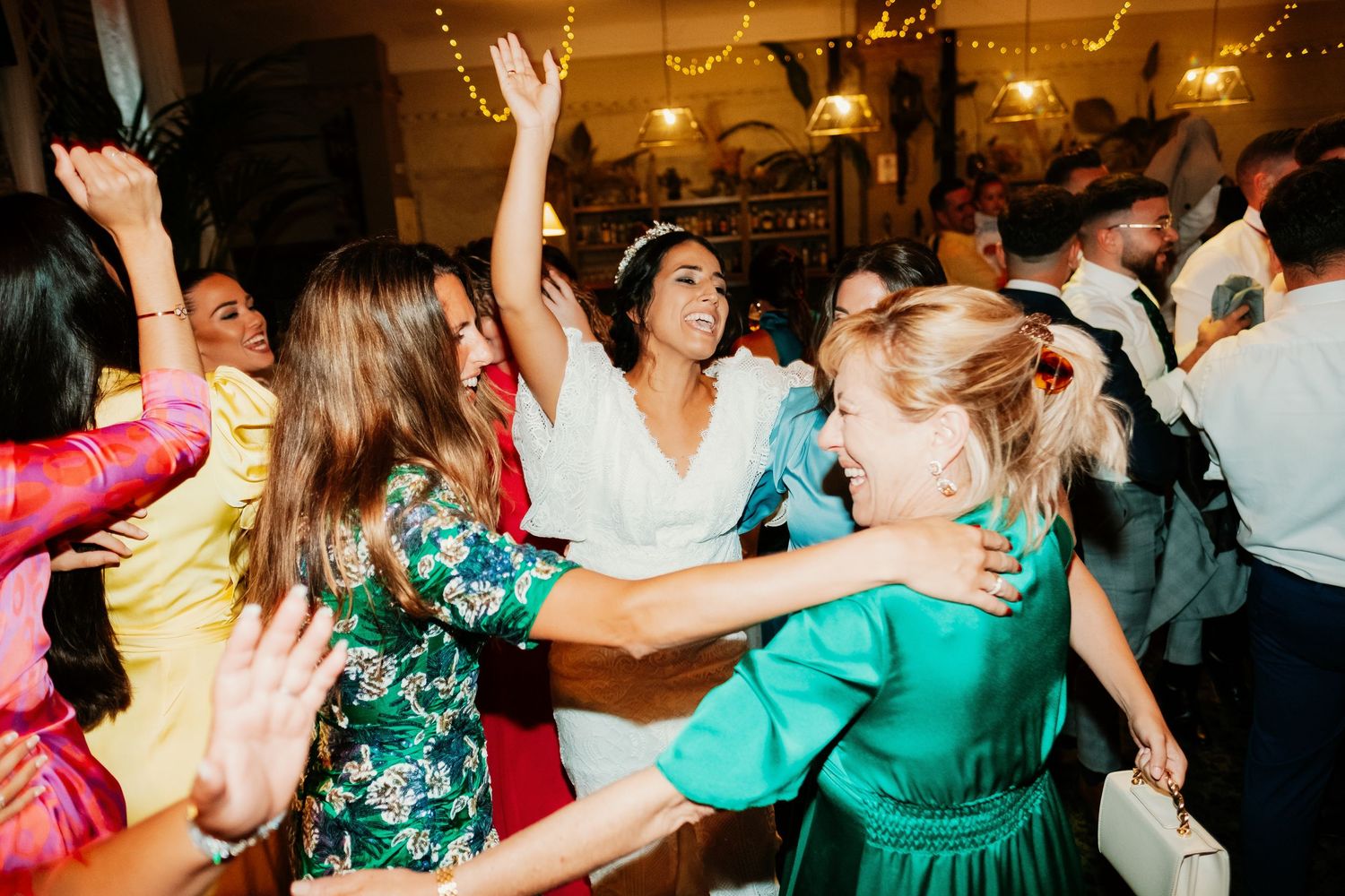 María bailando con sus invitadas en el salón de El Coto