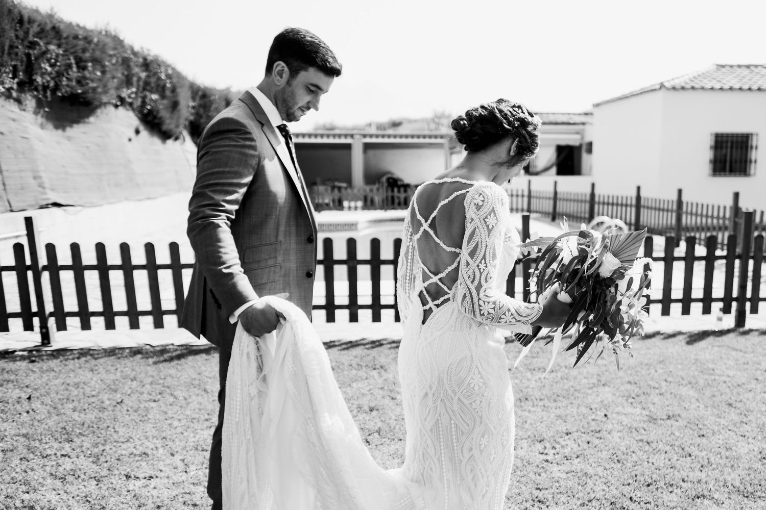 El hermano de María ayudándola con la cola del vestido de novia