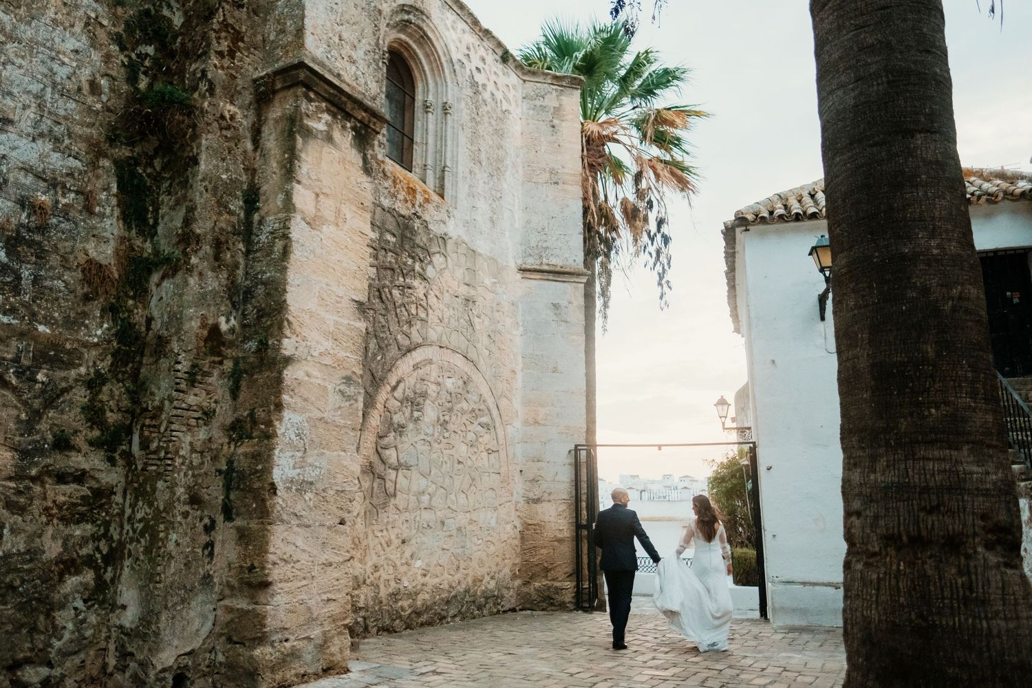 Novios paseando por el casco histórico de Vejer